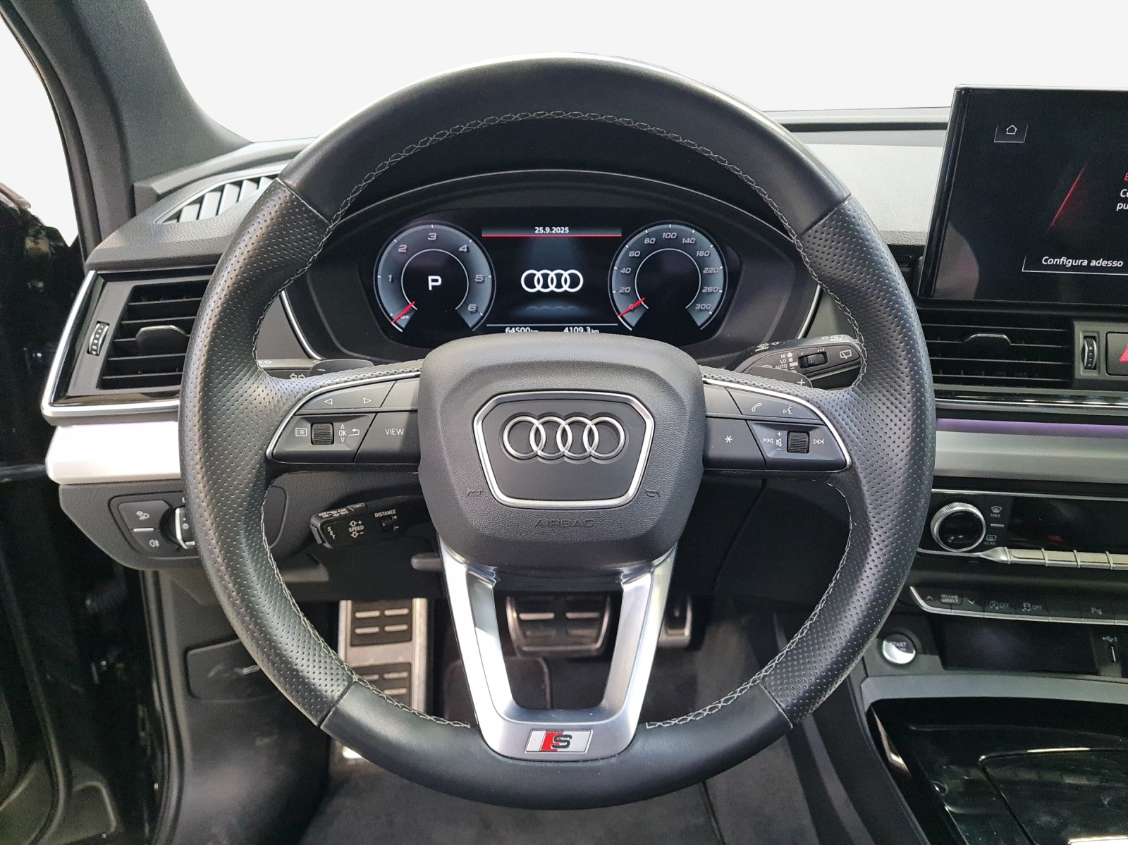 AUDI Q5 40 TDI Black Edition quattro S-tronic-image-9