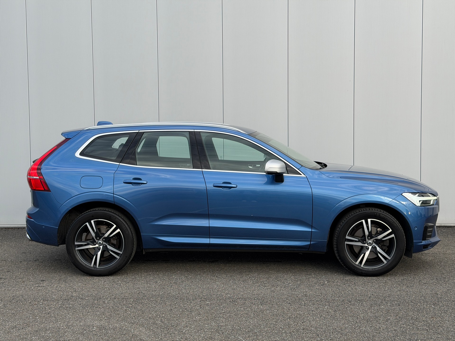 VOLVO XC60 D4 AWD R-Design Geartronic-image-2