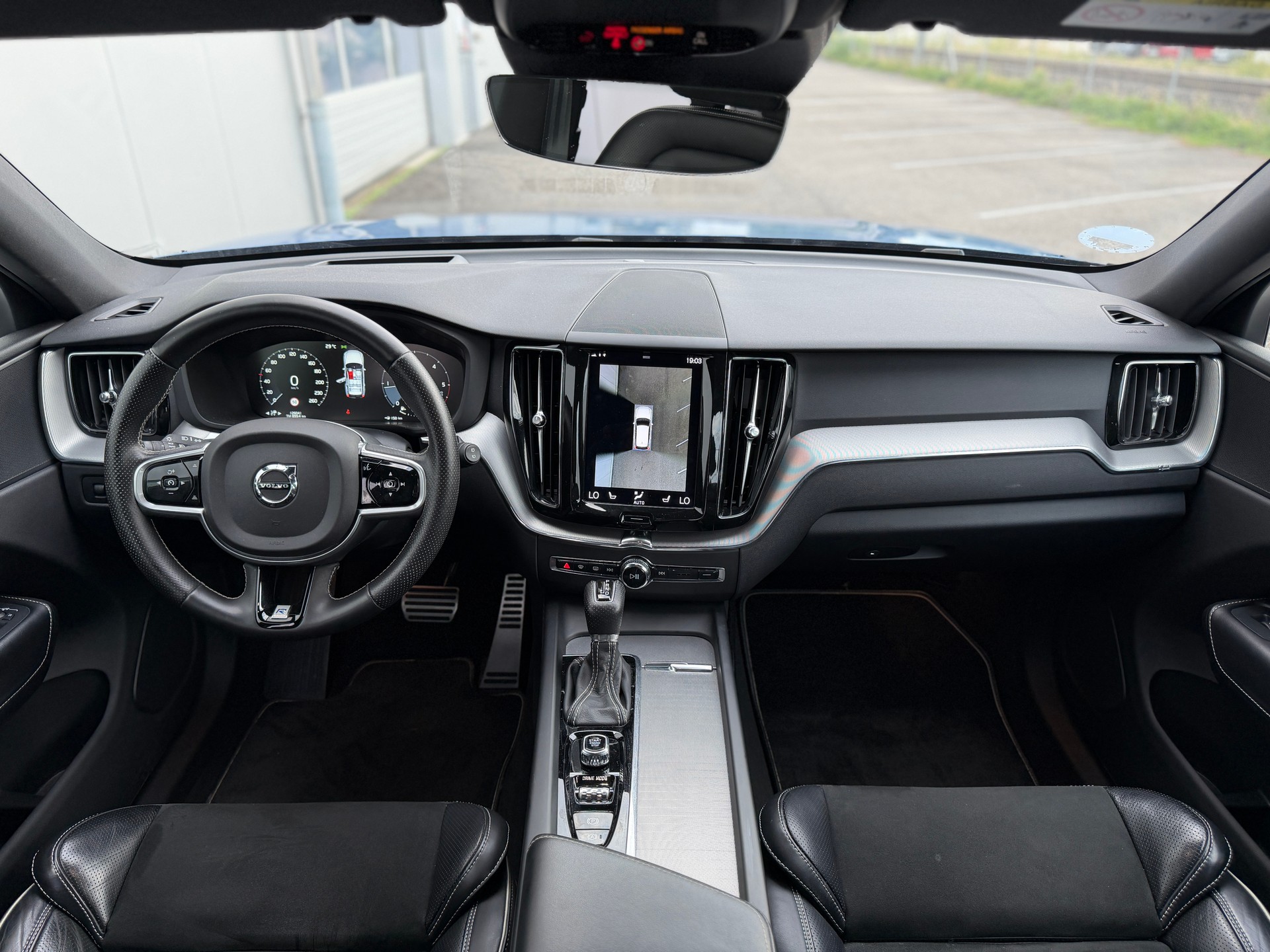 VOLVO XC60 D4 AWD R-Design Geartronic-image-11