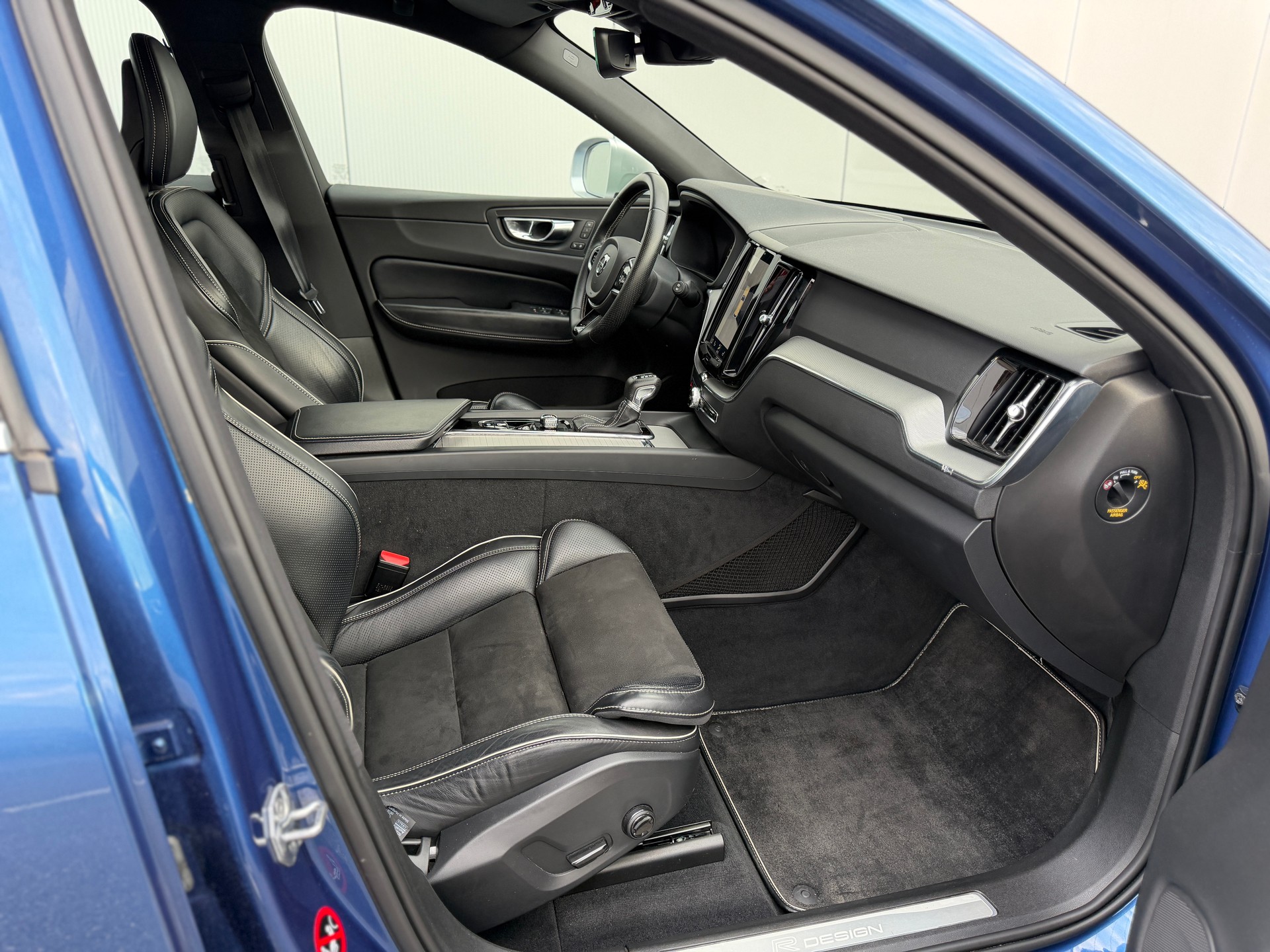 VOLVO XC60 D4 AWD R-Design Geartronic-image-9