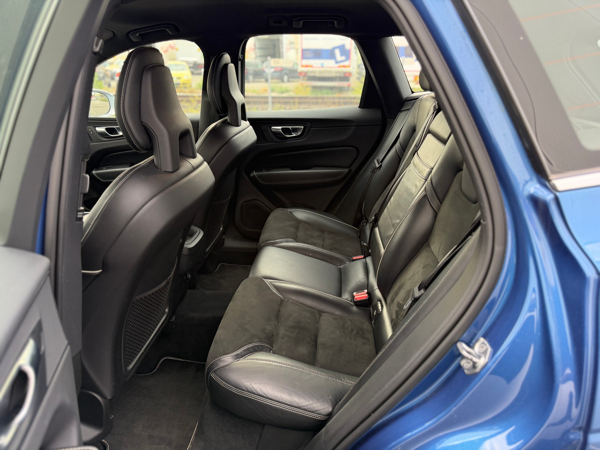 VOLVO XC60 D4 AWD R-Design Geartronic-image-12