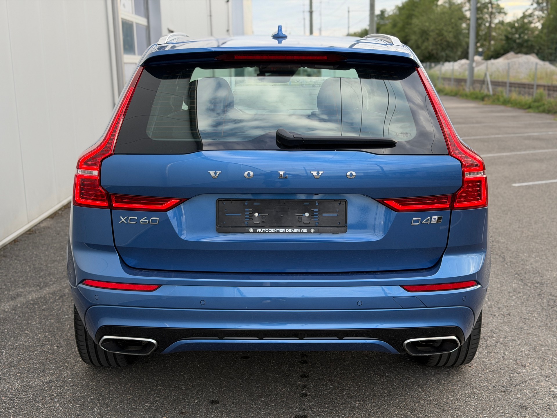 VOLVO XC60 D4 AWD R-Design Geartronic-image-4