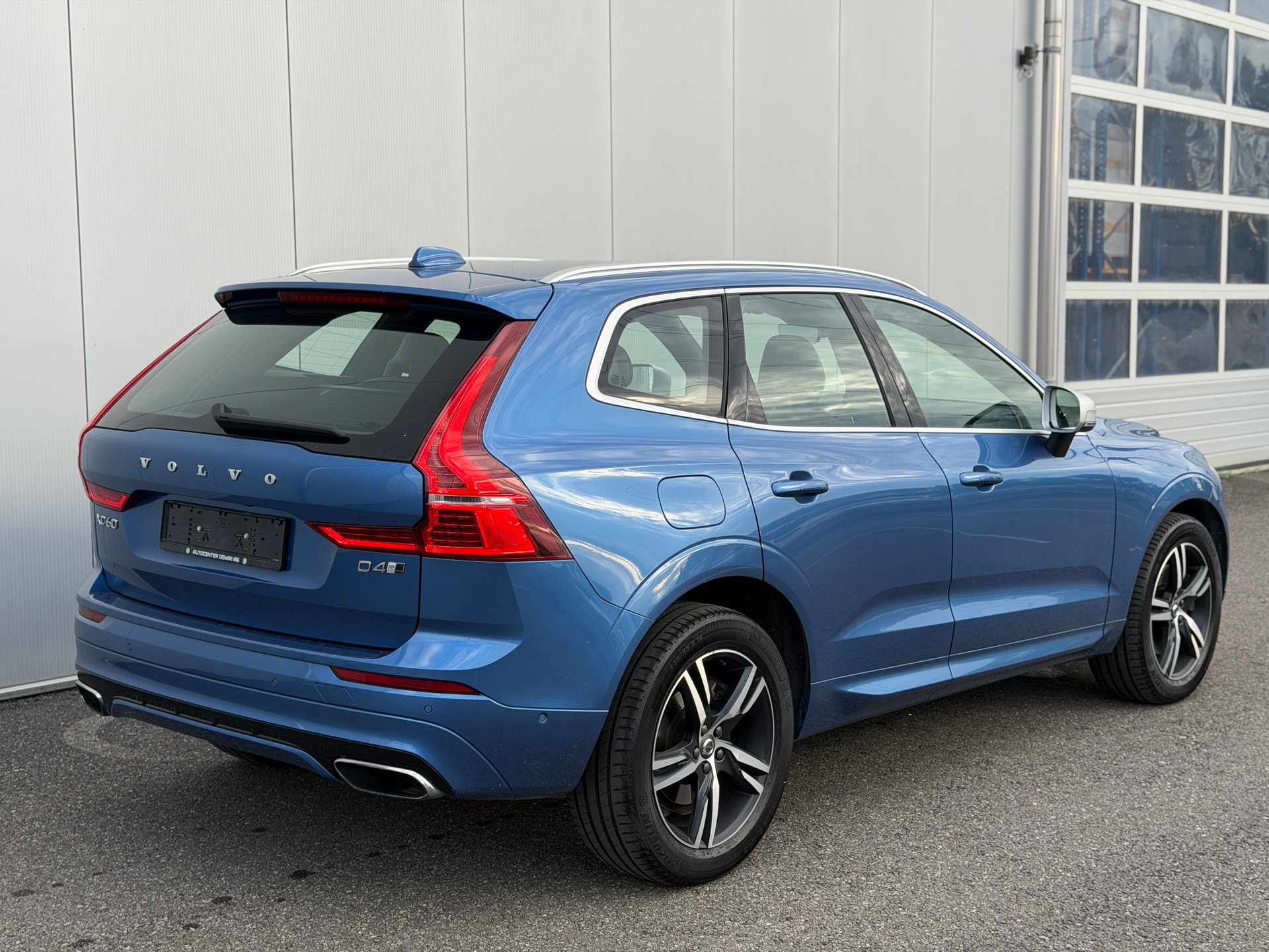 VOLVO XC60 D4 AWD R-Design Geartronic-image-3