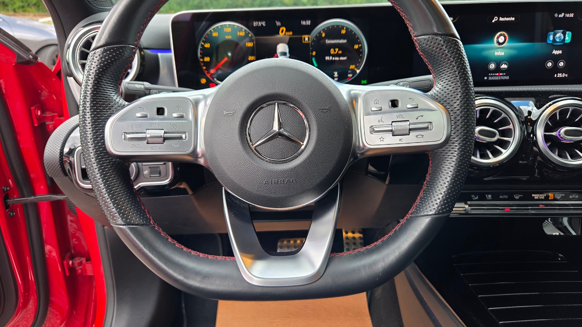 MERCEDES-BENZ A 180 AMG Line 7G-DCT-image-14