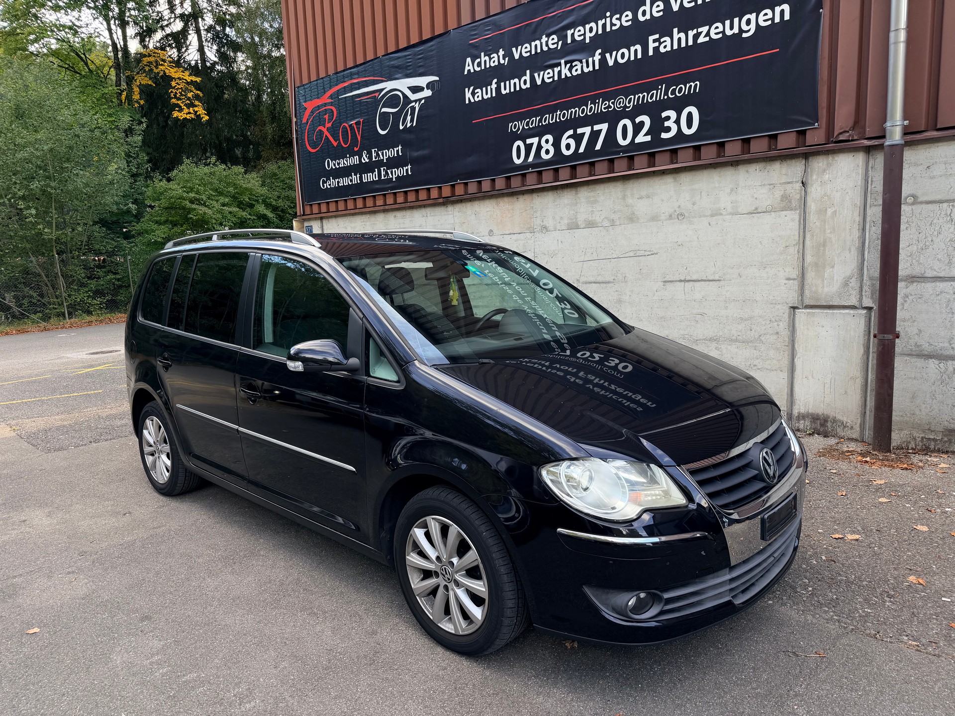 VW Touran 2.0 TDI Highline 7 Places-image-0