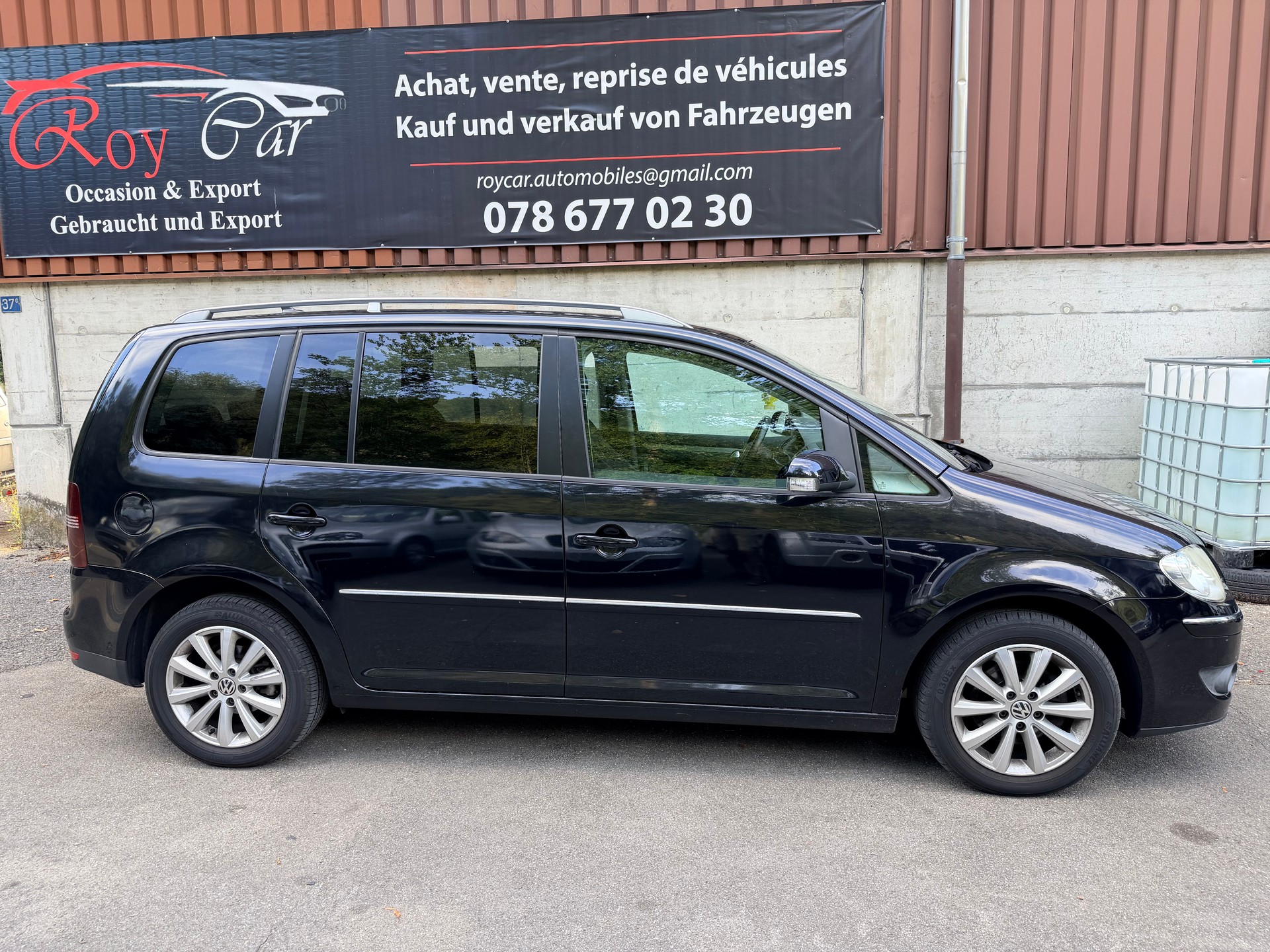 VW Touran 2.0 TDI Highline 7 Places-image-3