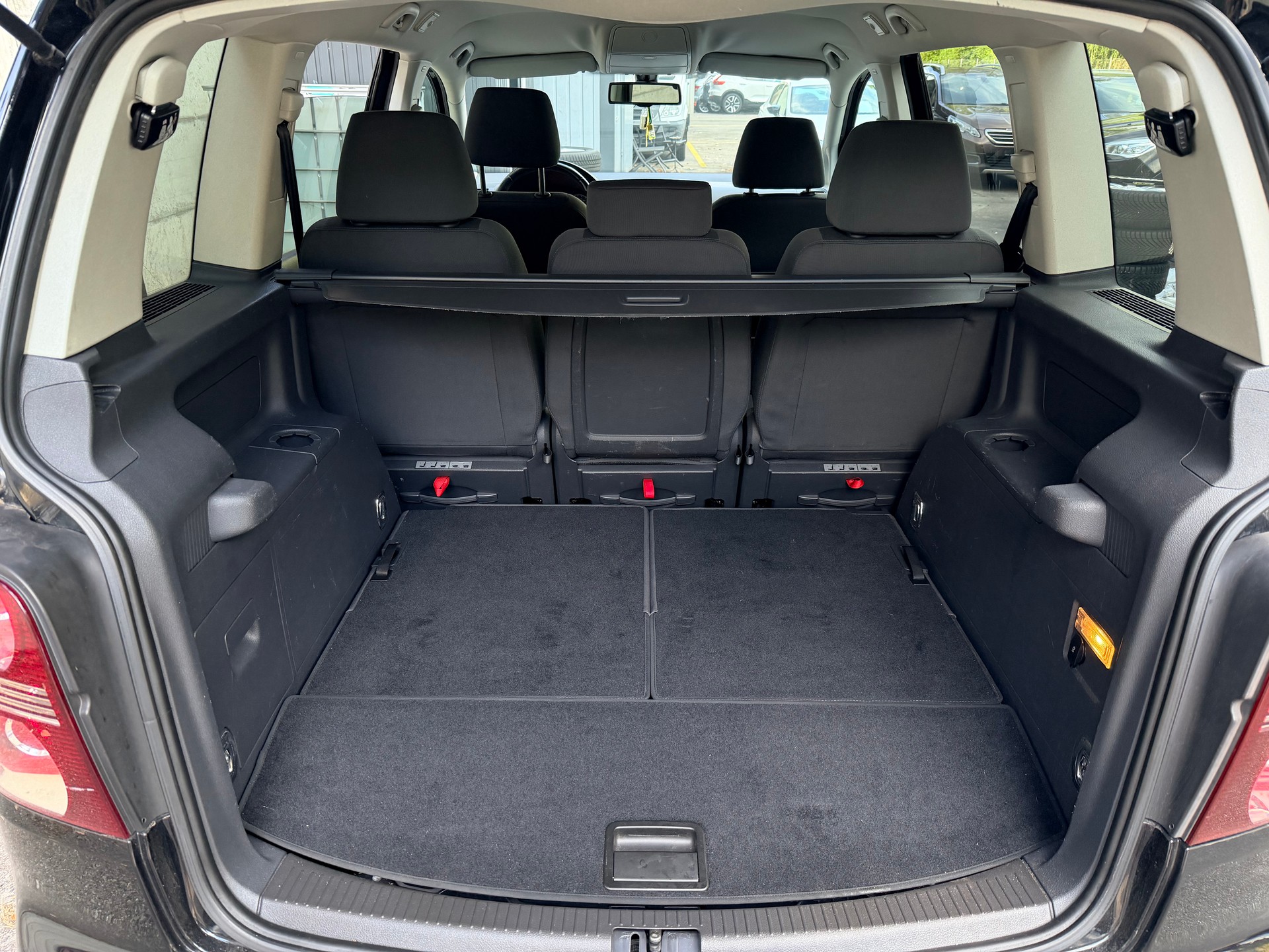 VW Touran 2.0 TDI Highline 7 Places-image-6