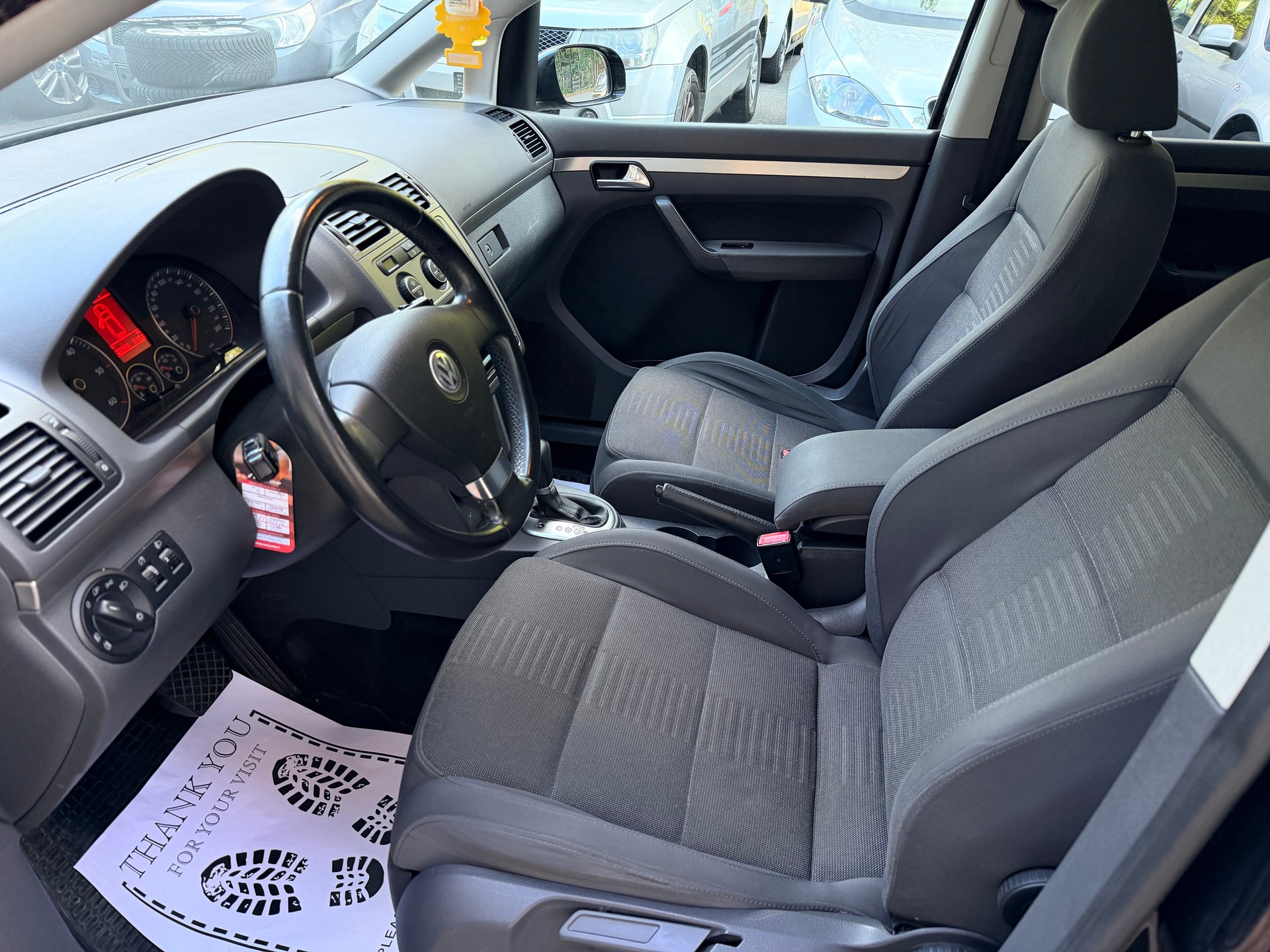 VW Touran 2.0 TDI Highline 7 Places-image-8