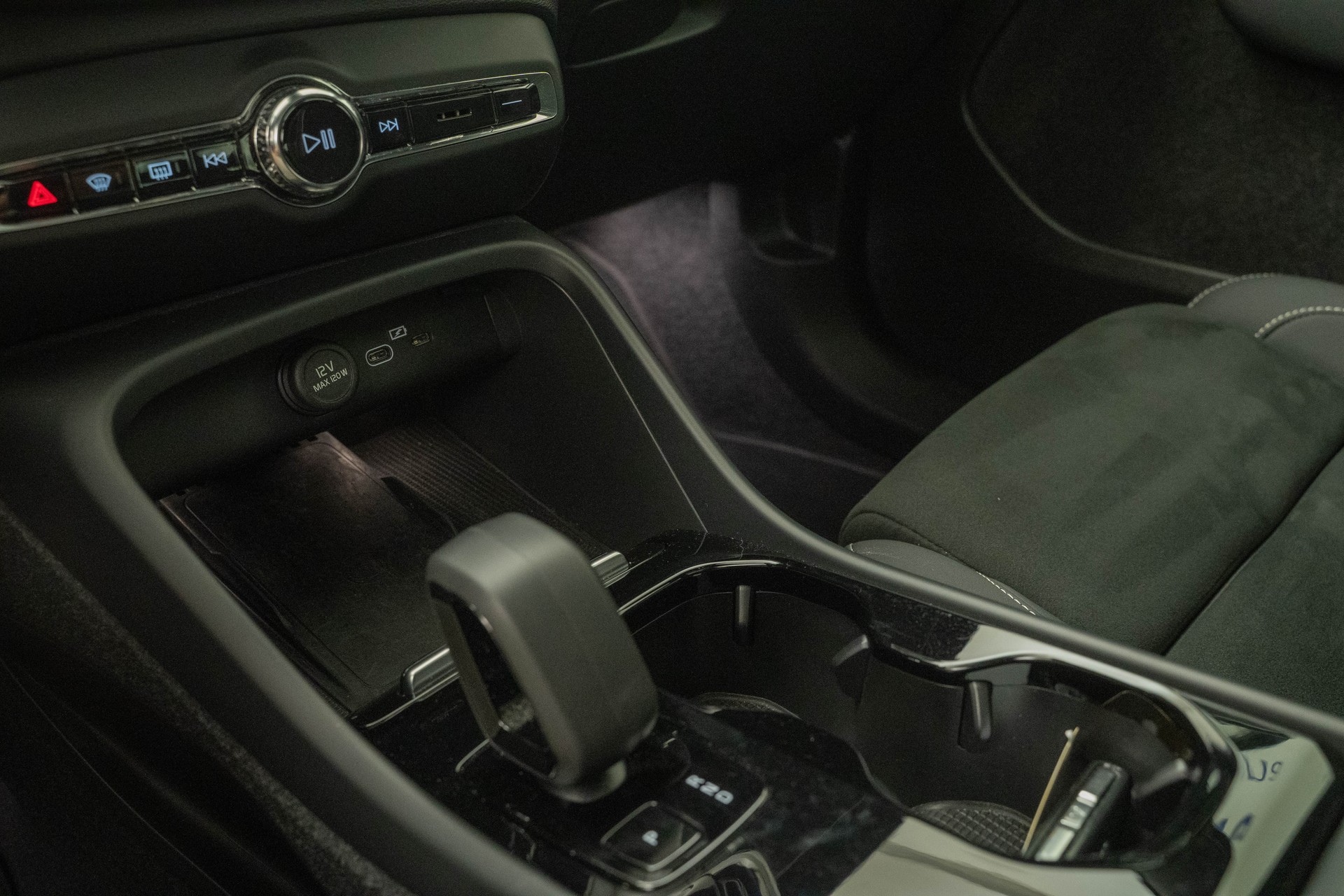 VOLVO C40 E80 Ultimate AWD-image-12