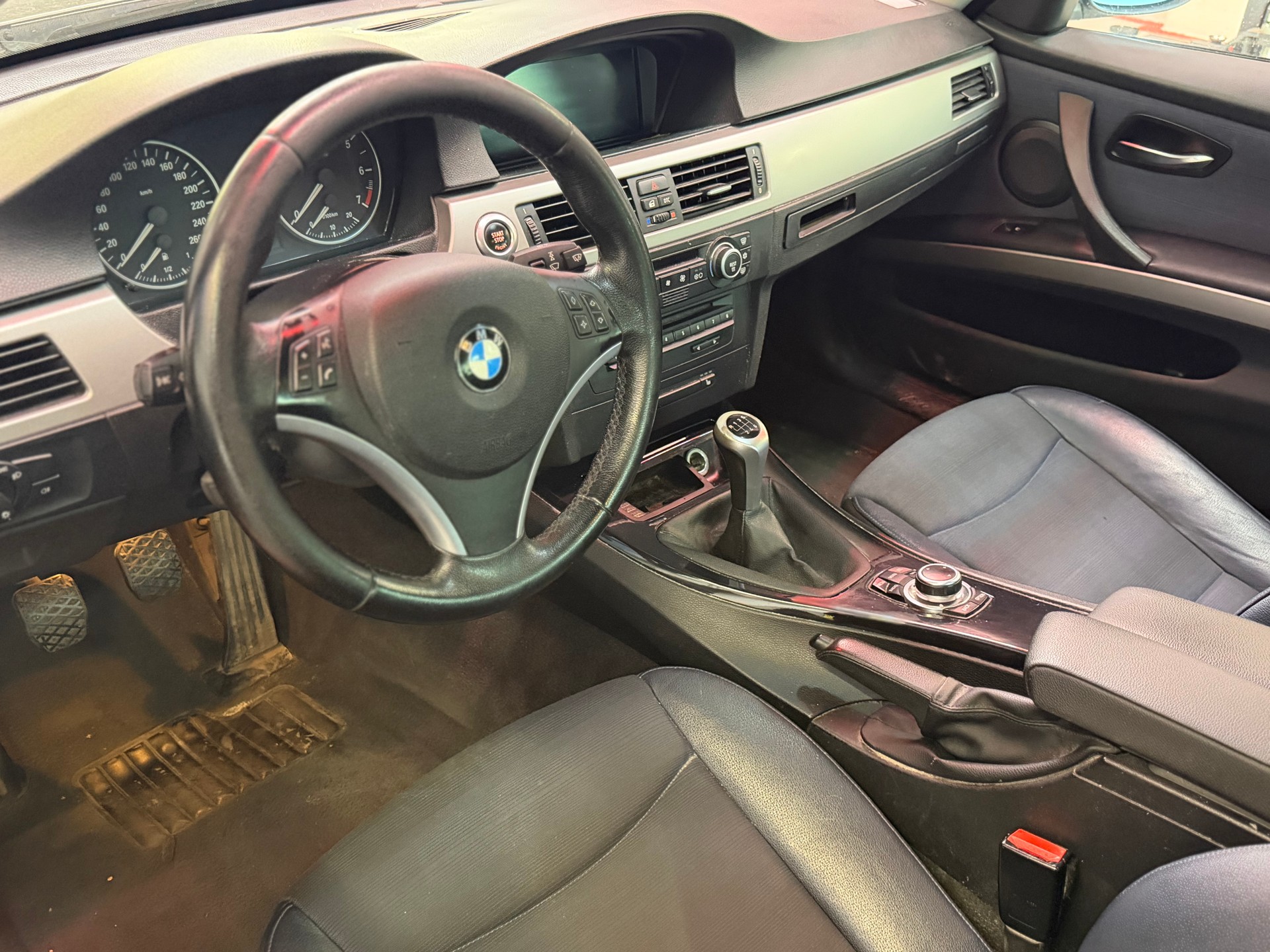 BMW 320i-image-5