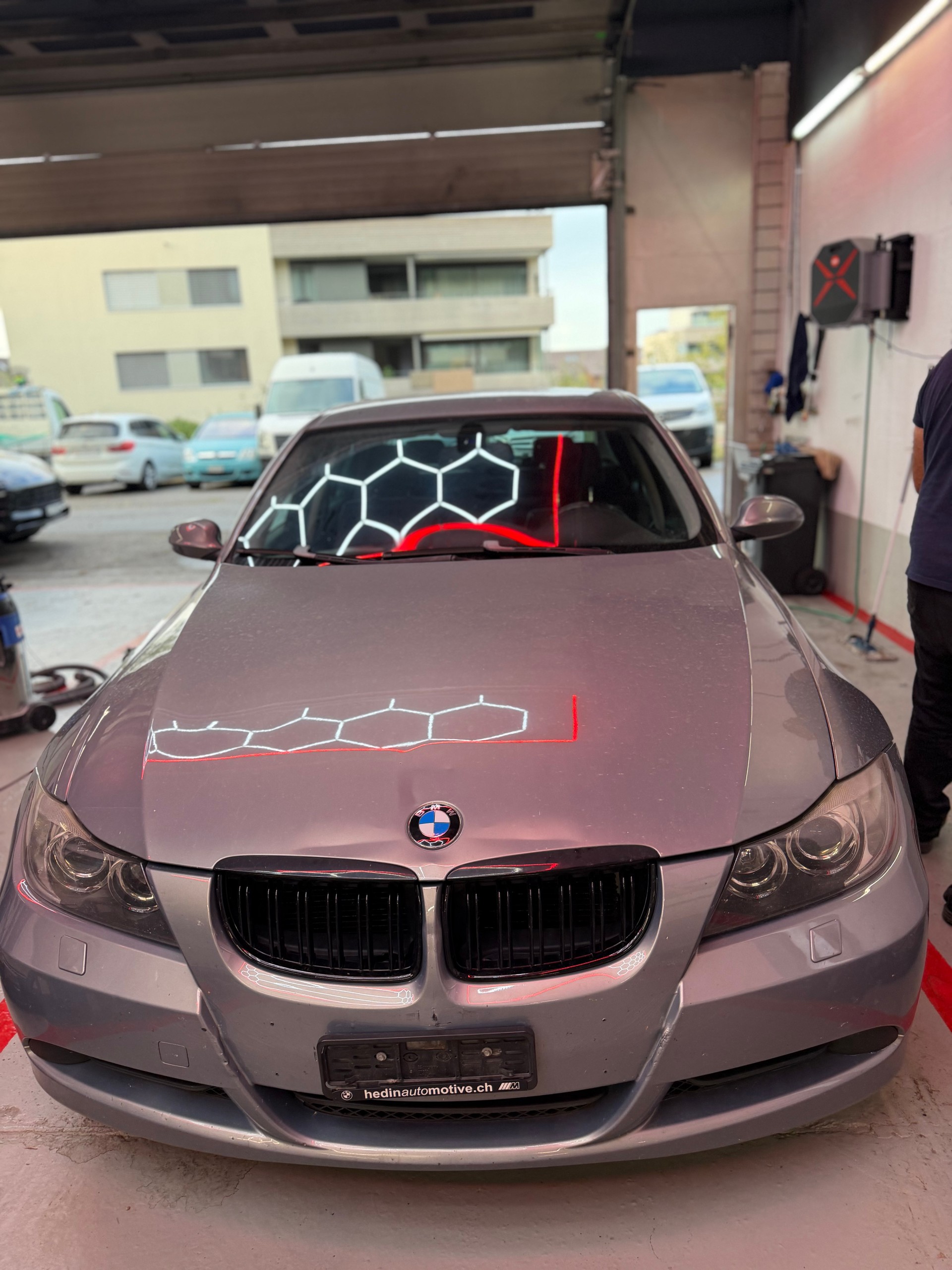BMW 320i-image-4