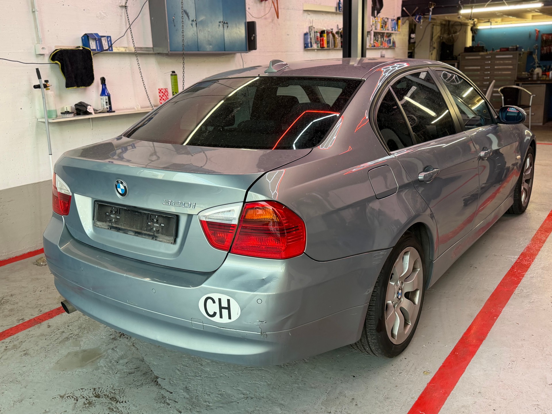 BMW 320i-image-3