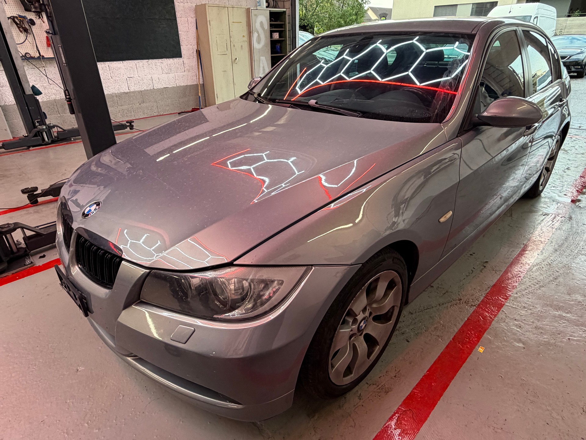 BMW 320i-image-1
