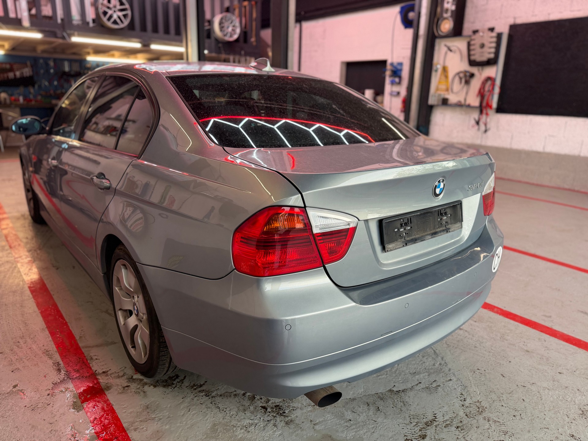 BMW 320i-image-2