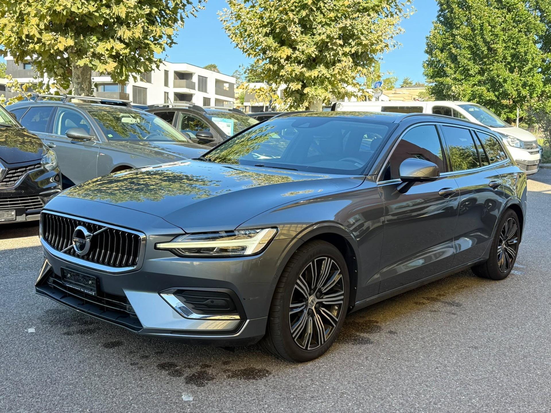 VOLVO V60 D4 Momentum Geartronic-image-1