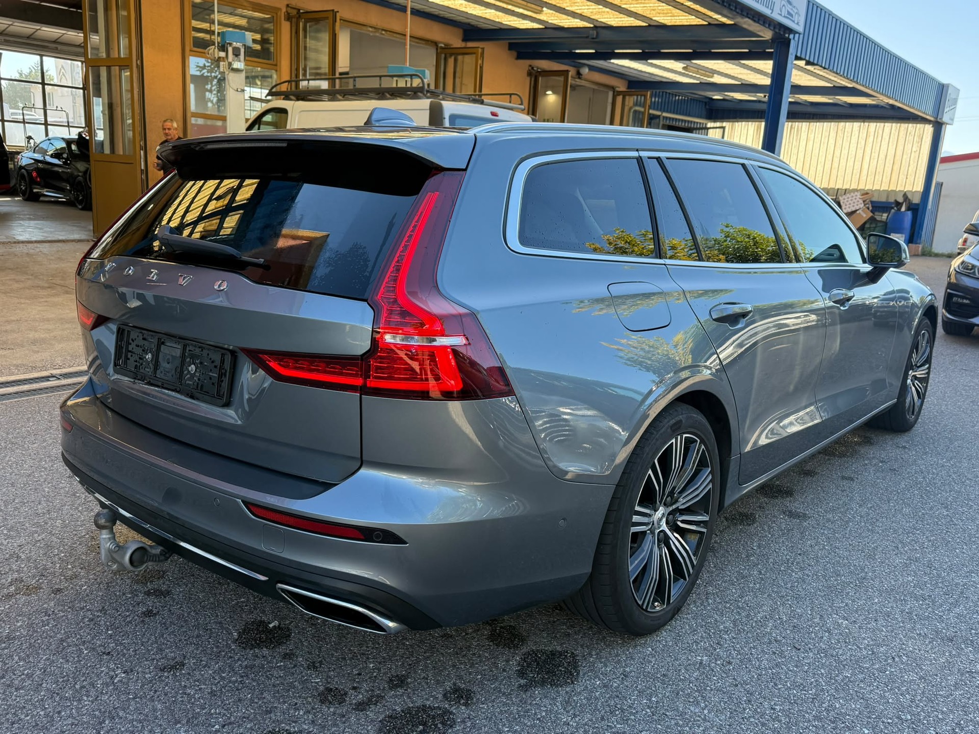 VOLVO V60 D4 Momentum Geartronic-image-5