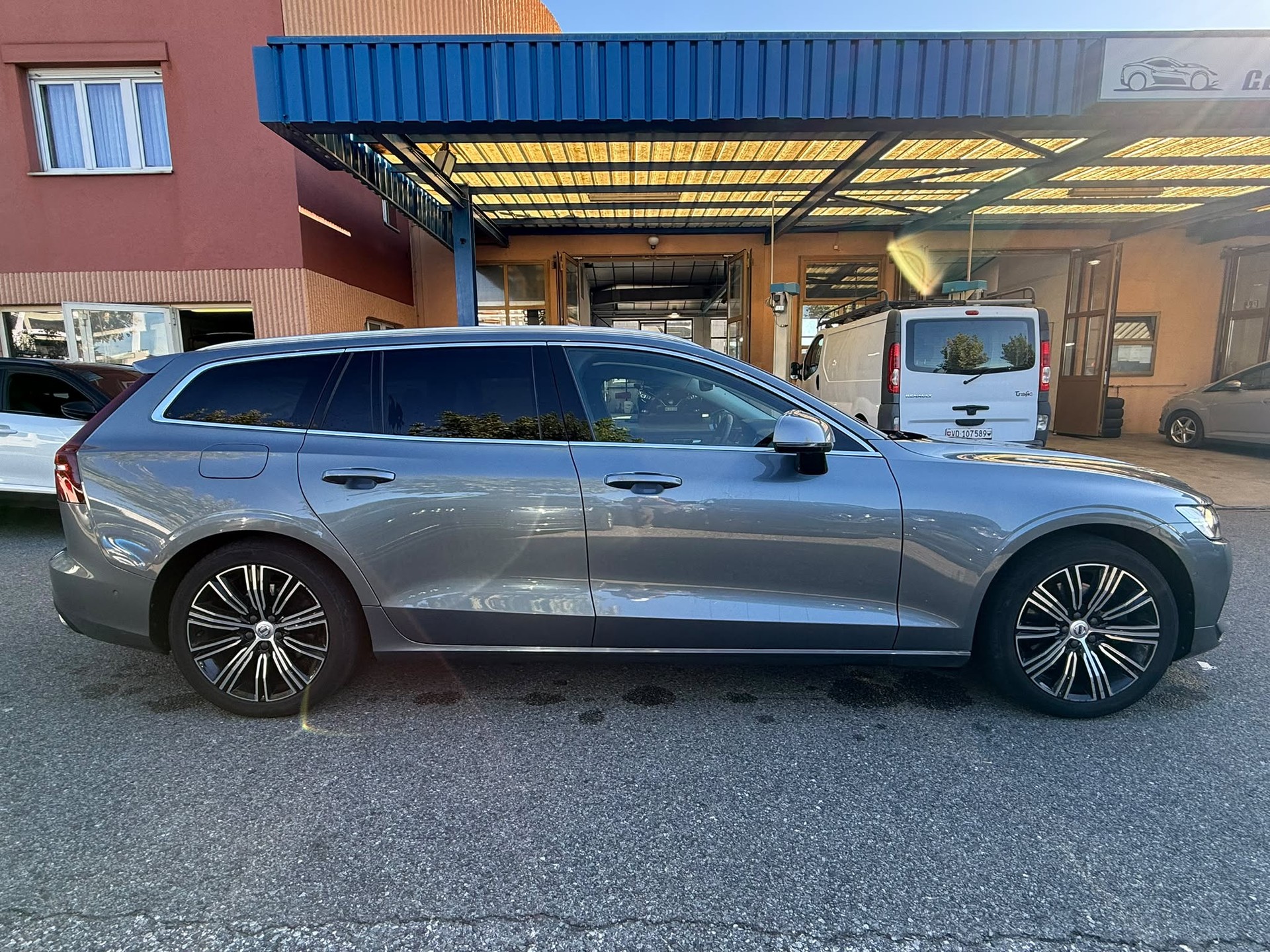 VOLVO V60 D4 Momentum Geartronic-image-4