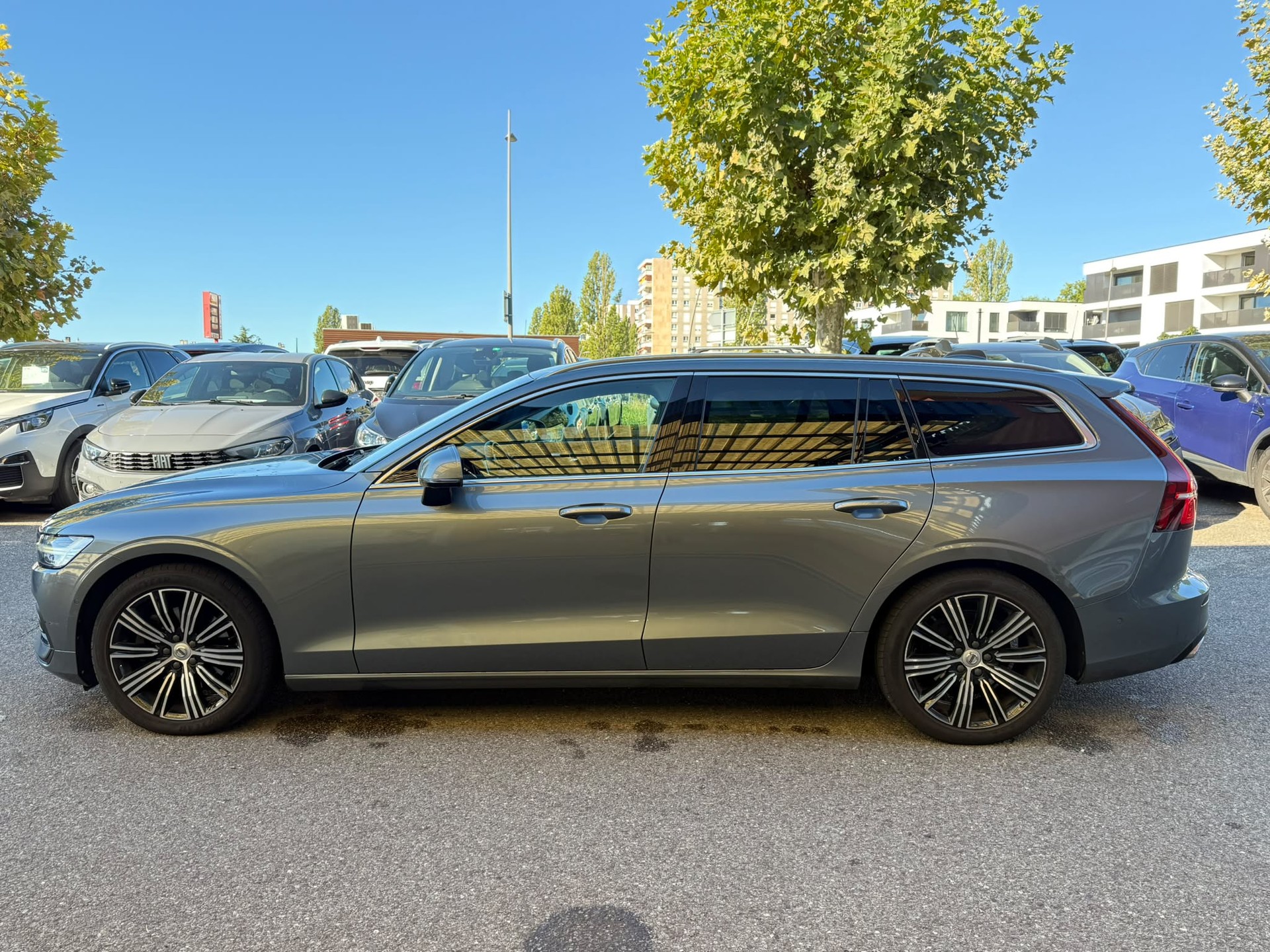 VOLVO V60 D4 Momentum Geartronic-image-2