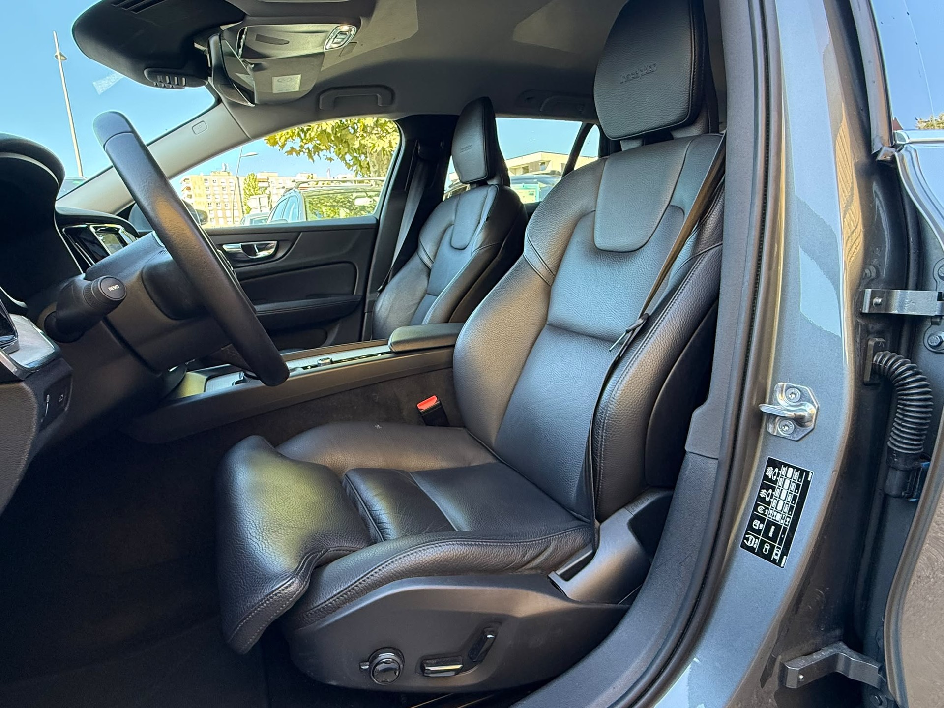 VOLVO V60 D4 Momentum Geartronic-image-8