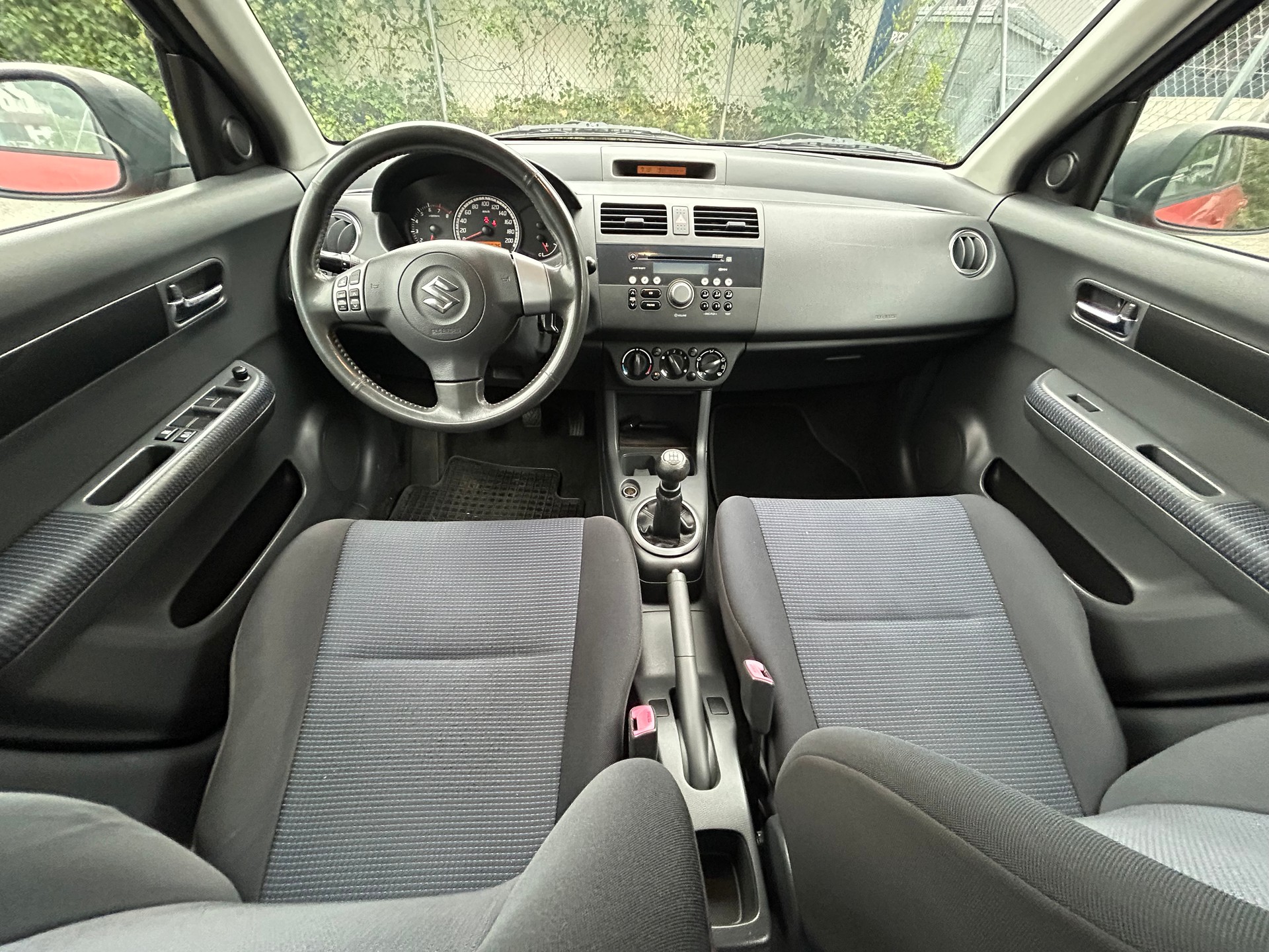 SUZUKI Swift 1.3i 16V GL 4x4-image-9
