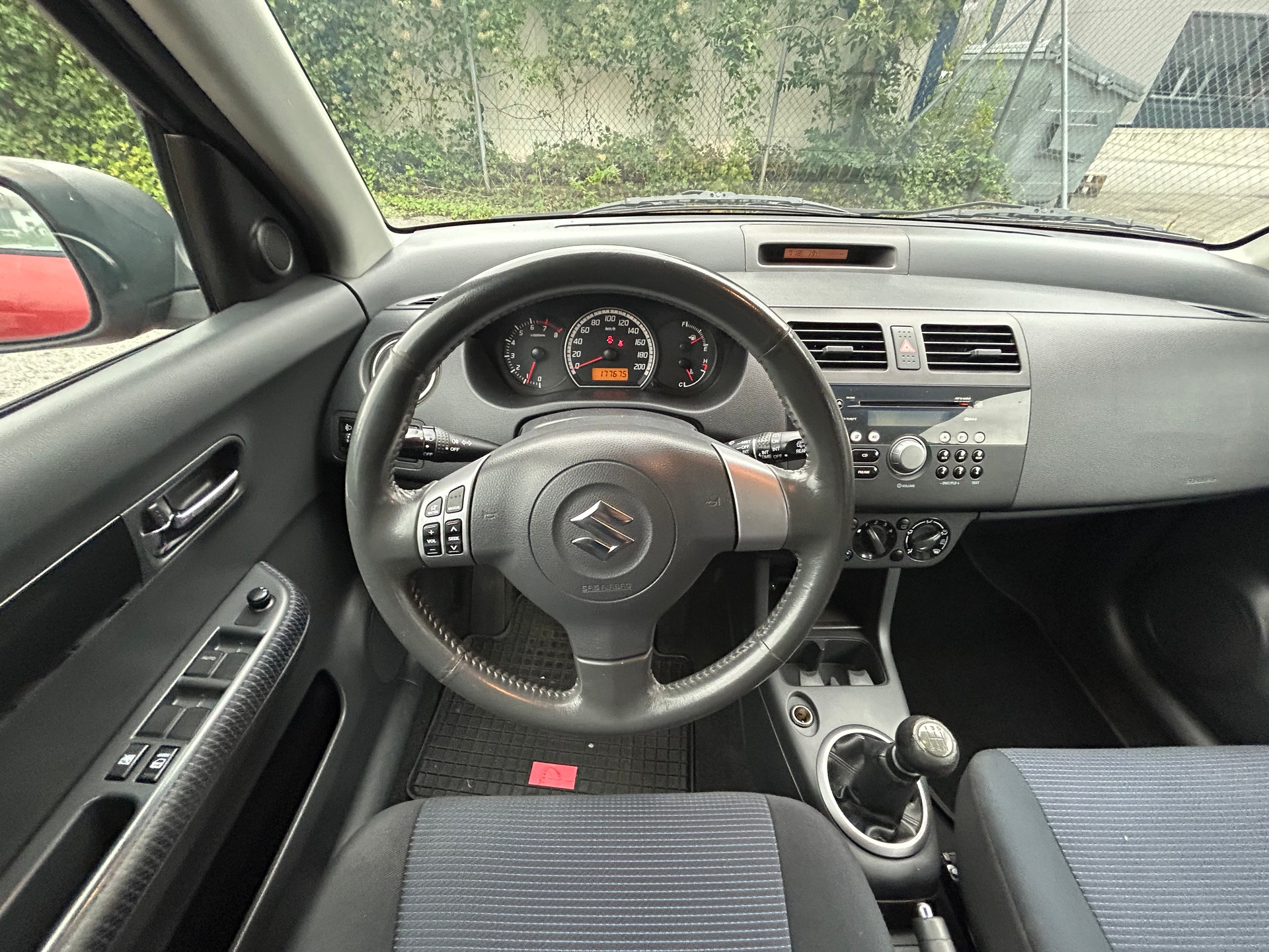 SUZUKI Swift 1.3i 16V GL 4x4-image-8