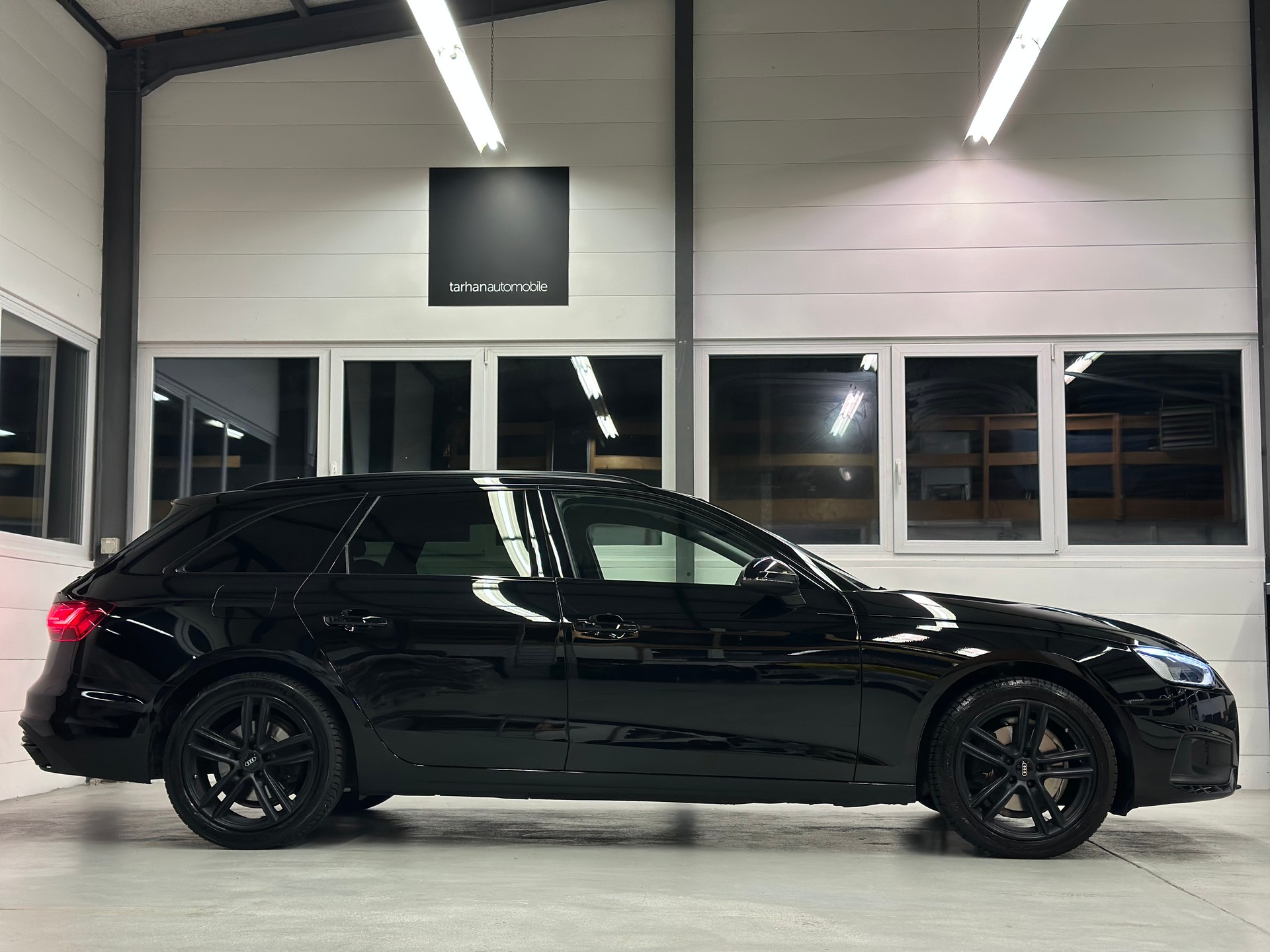 AUDI A4 Avant 35 TDI S-tronic *Full Black*-image-2