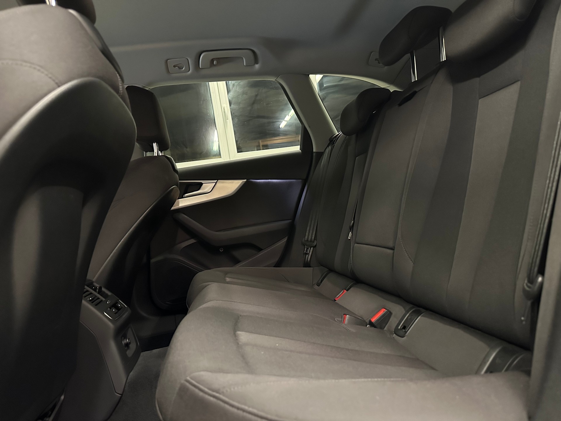 AUDI A4 Avant 35 TDI S-tronic *Full Black*-image-5