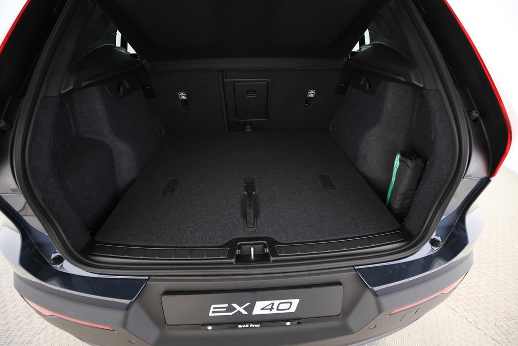 VOLVO EX40 Twin Black Edition AWD-image-9