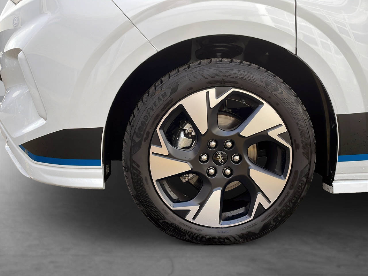 FORD Tourneo Custom 320 L1 2.0 EcoBlue 170 Sport 4x4-image-2
