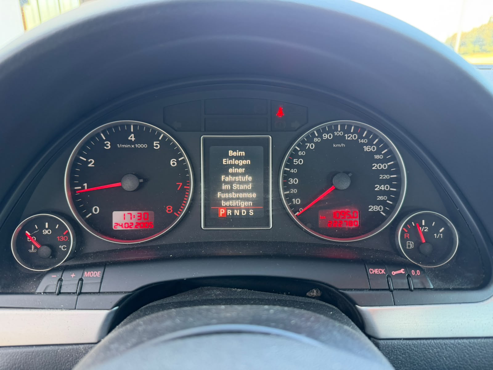 AUDI A4 Avant 2.0 Turbo FSI quattro-image-8