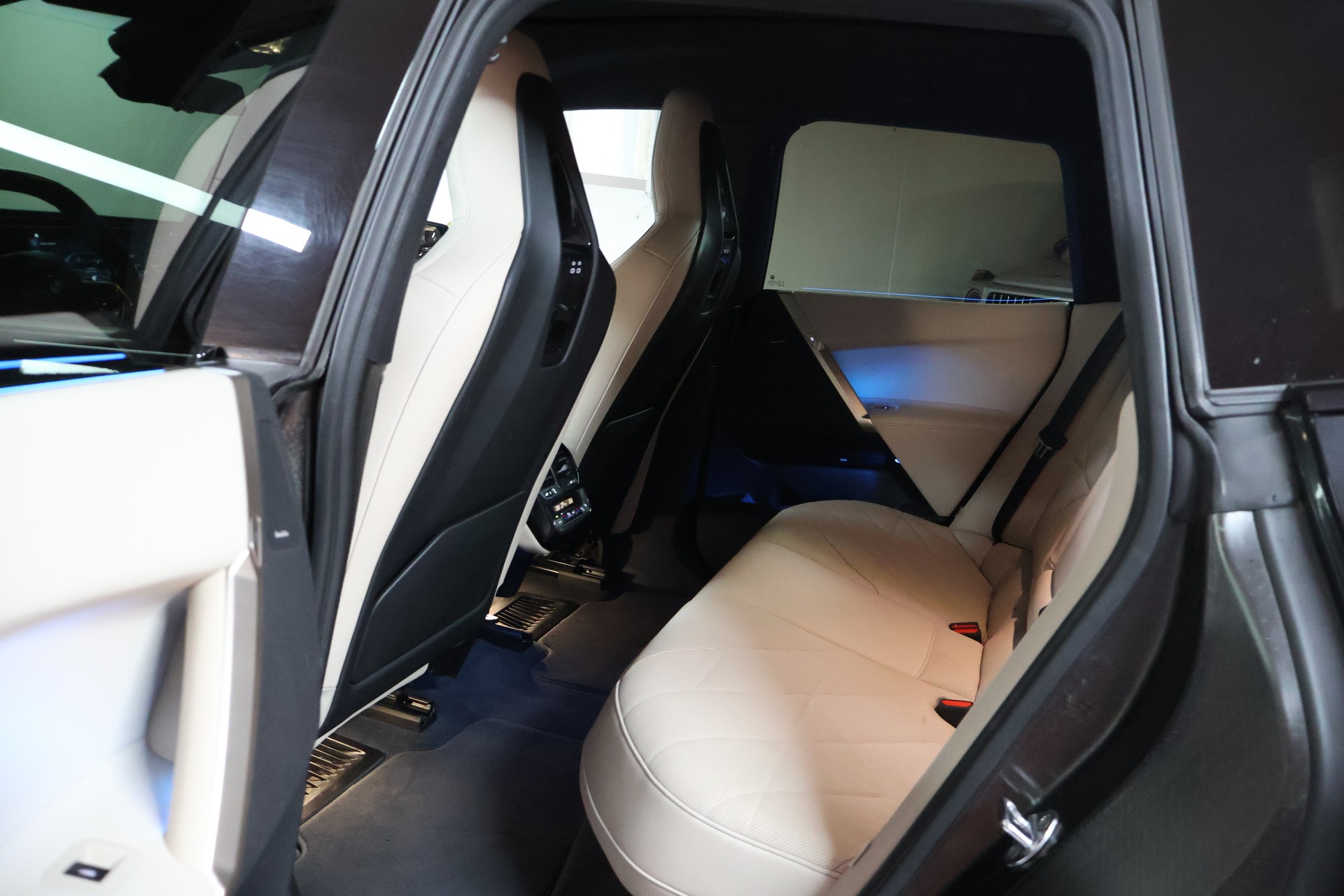 BMW iX xDrive50-image-18