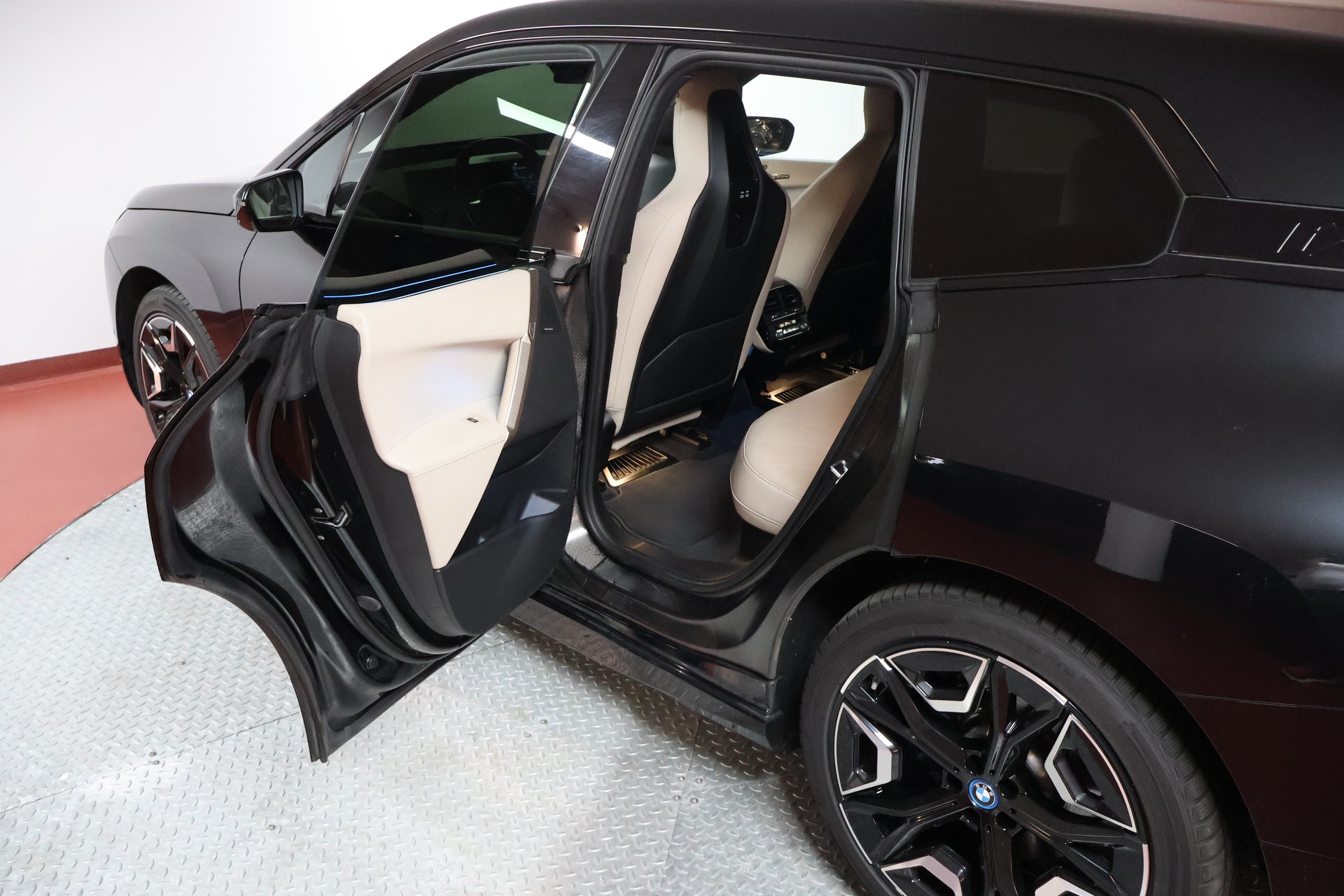 BMW iX xDrive50-image-15