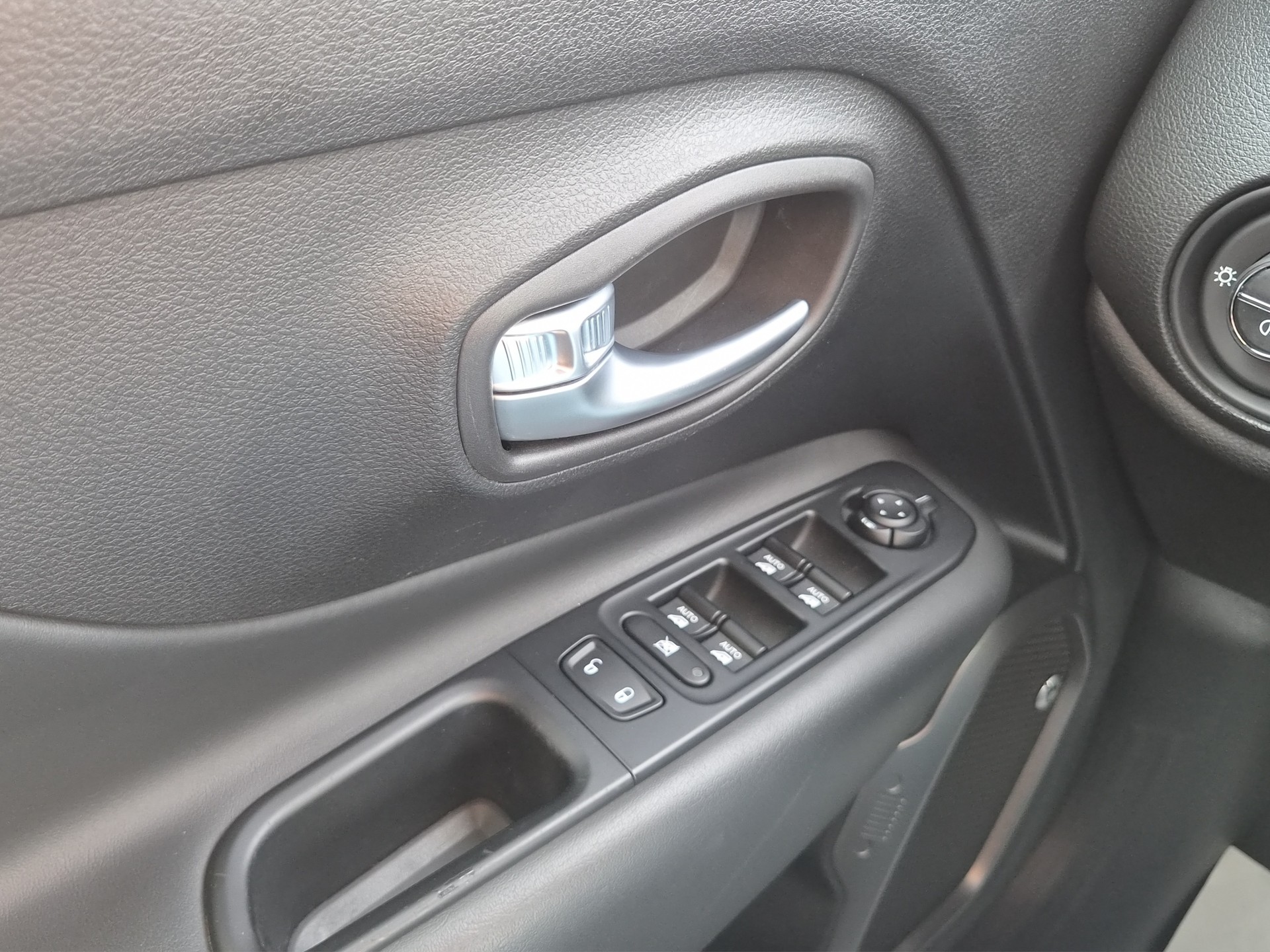 JEEP Renegade 1.3 Turbo S AWD-image-11