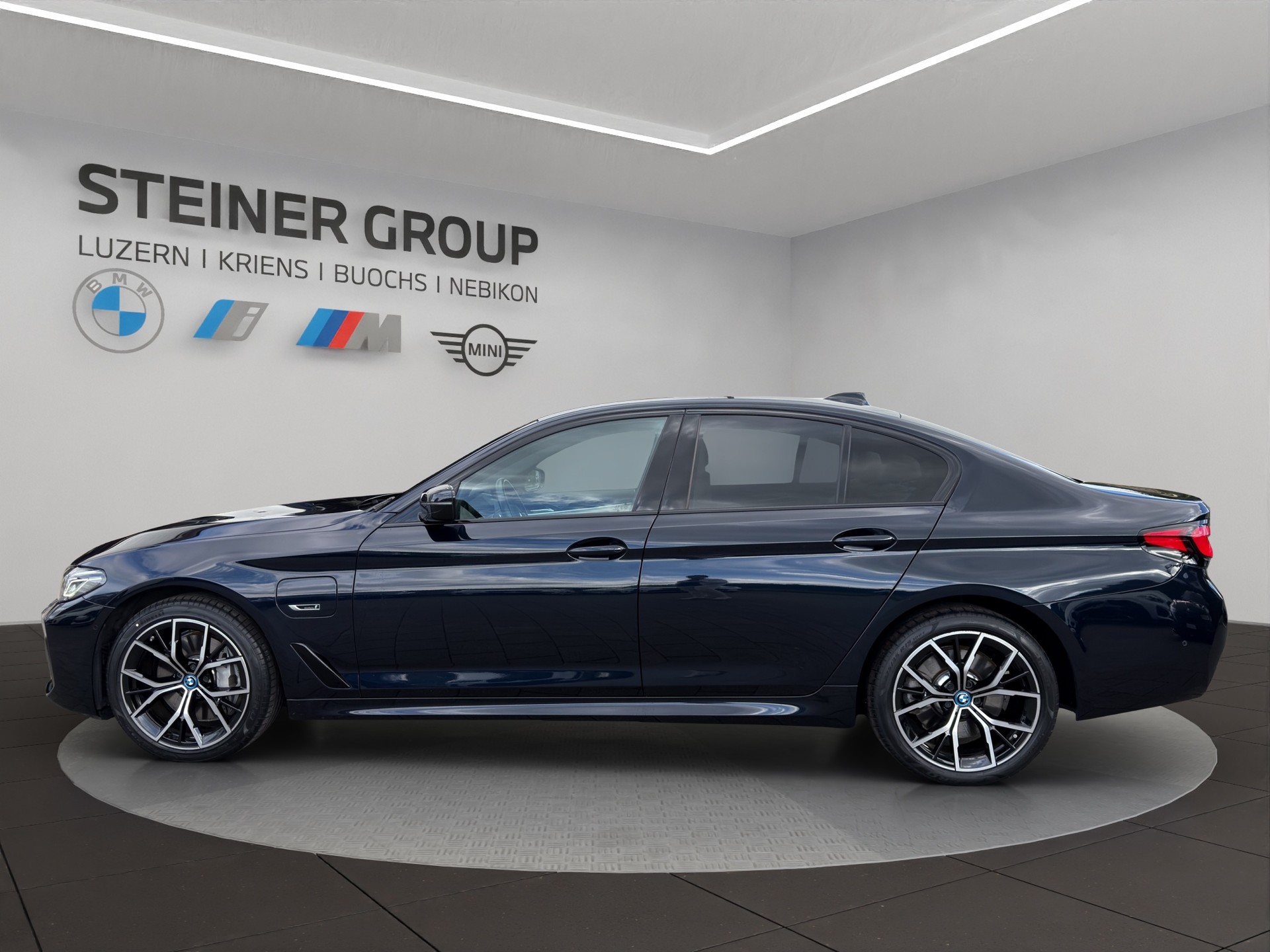 BMW 545e xDrive Pure M Sport Steptronic-image-7
