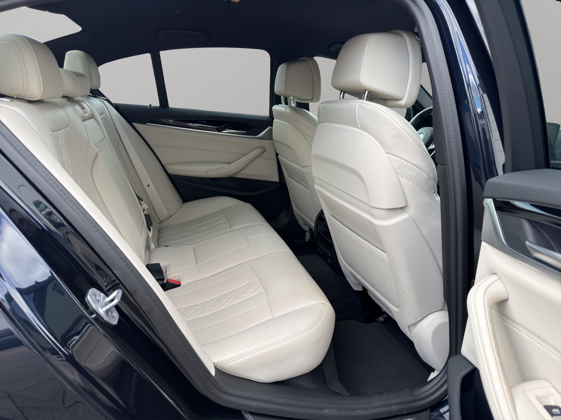 BMW 545e xDrive Pure M Sport Steptronic-image-17
