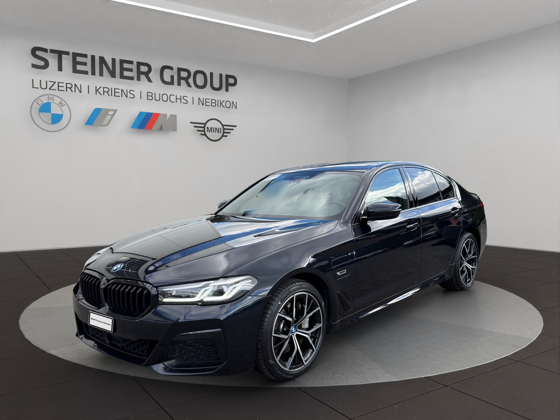 BMW 545e xDrive Pure M Sport Steptronic-image-0
