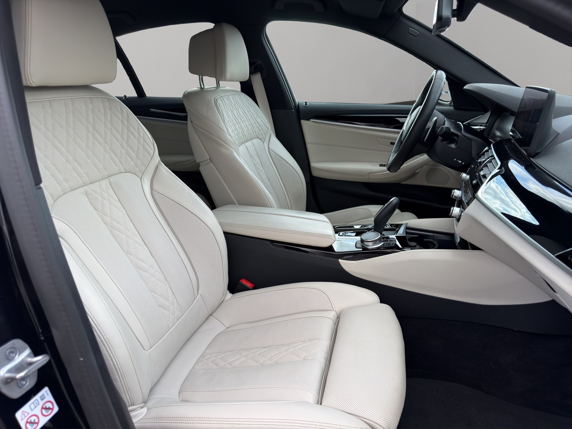 BMW 545e xDrive Pure M Sport Steptronic-image-18