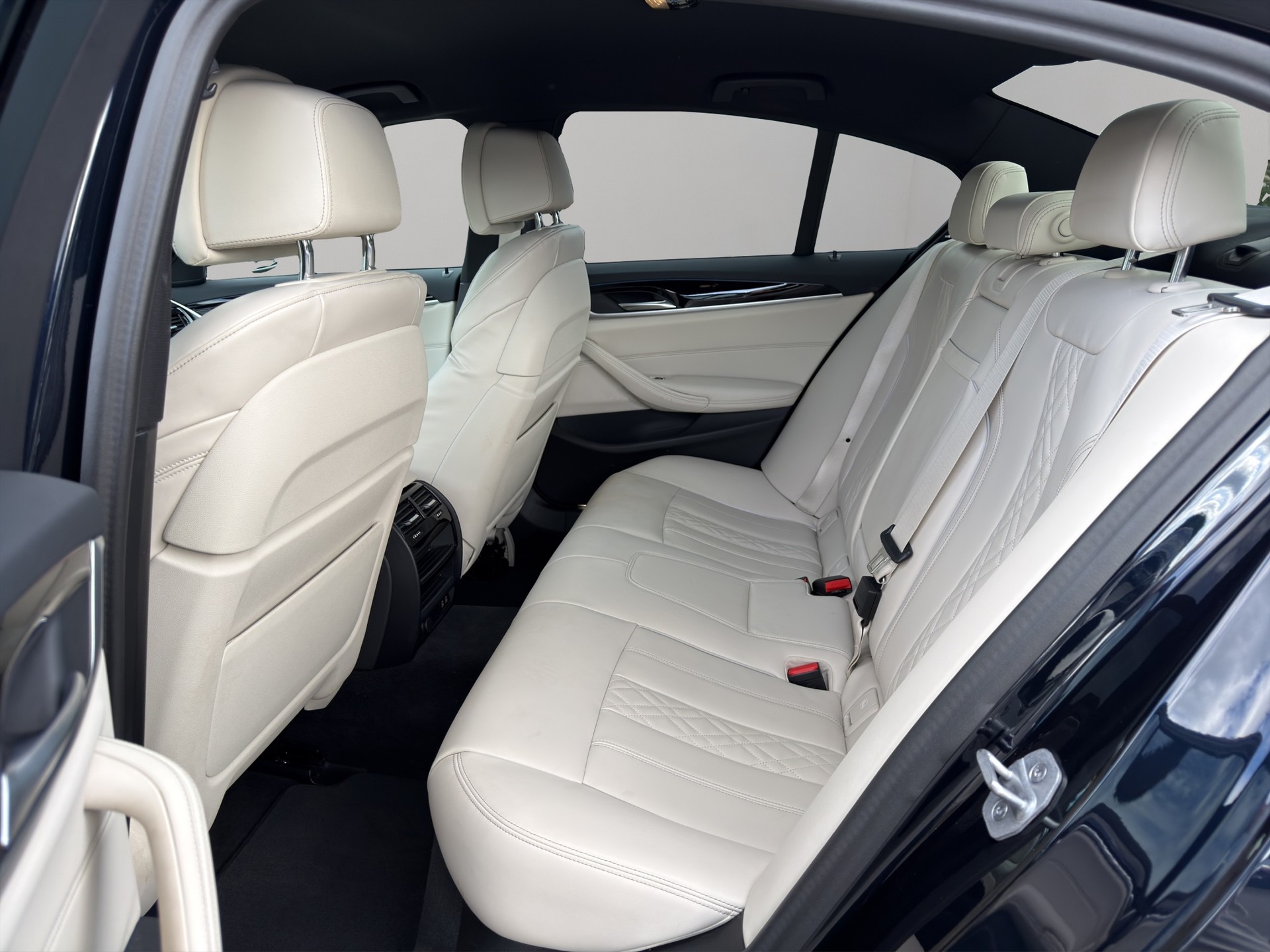 BMW 545e xDrive Pure M Sport Steptronic-image-16