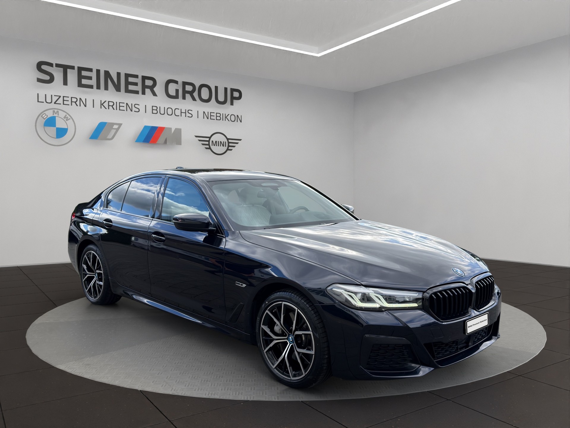 BMW 545e xDrive Pure M Sport Steptronic-image-2