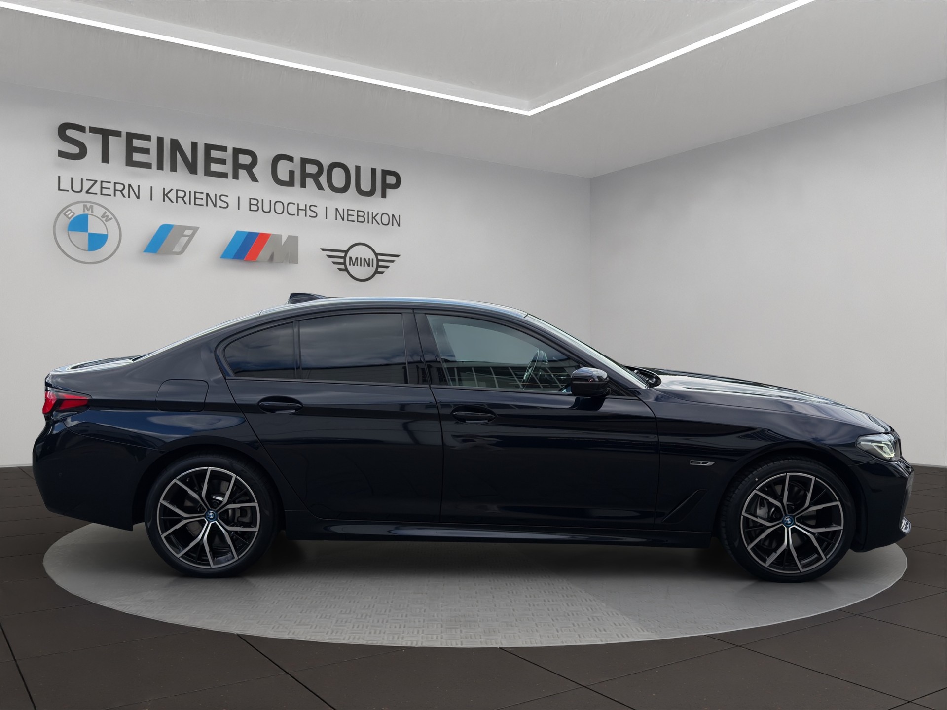 BMW 545e xDrive Pure M Sport Steptronic-image-3