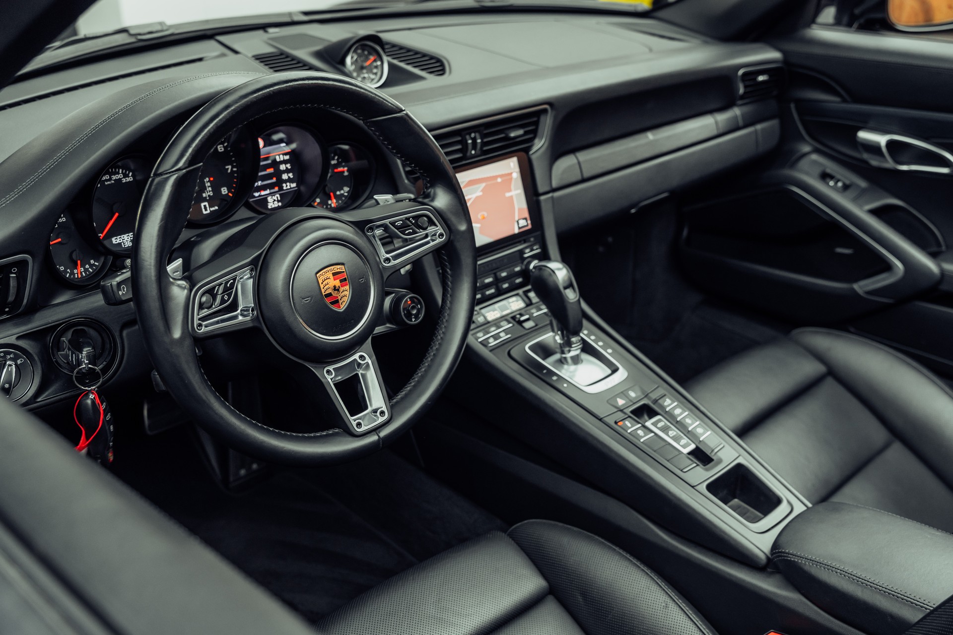 PORSCHE 911 Carrera 4 GTS Cabrio PDK-image-4