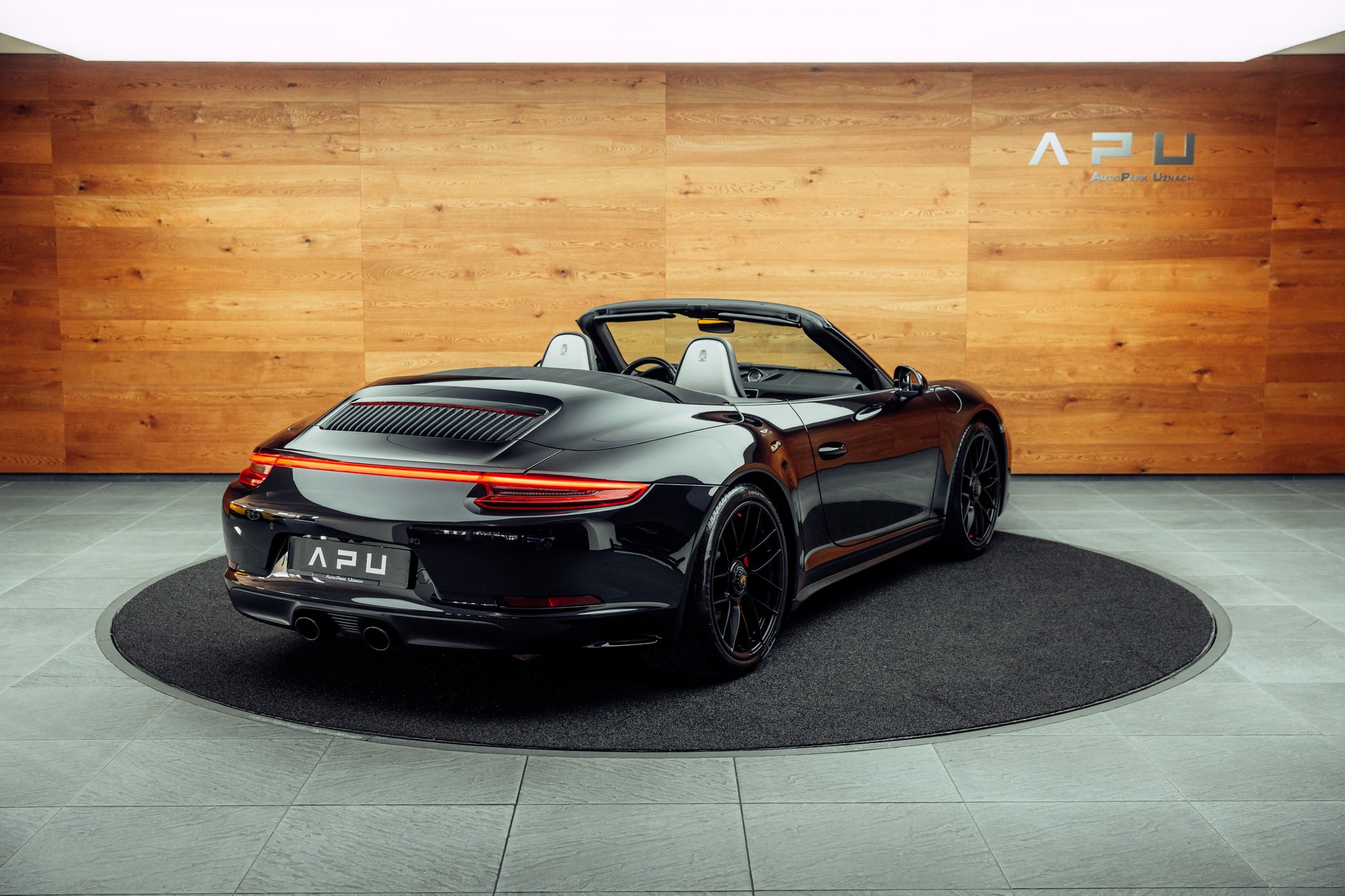 PORSCHE 911 Carrera 4 GTS Cabrio PDK-image-1