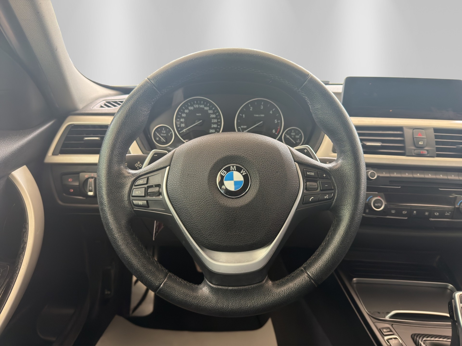 BMW 330d xDrive Touring Steptronic-image-9