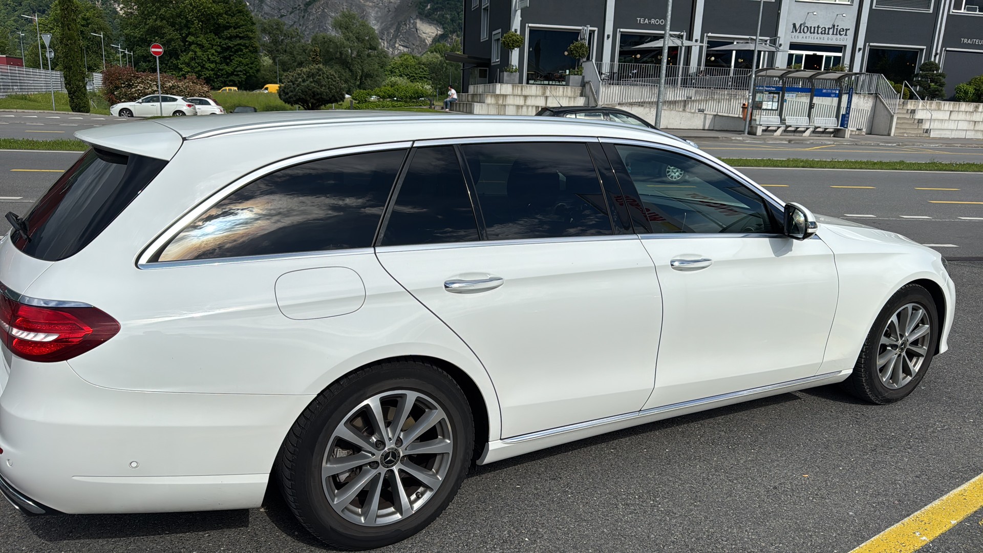 MERCEDES-BENZ E 200 Avantgarde 9G-Tronic-image-2