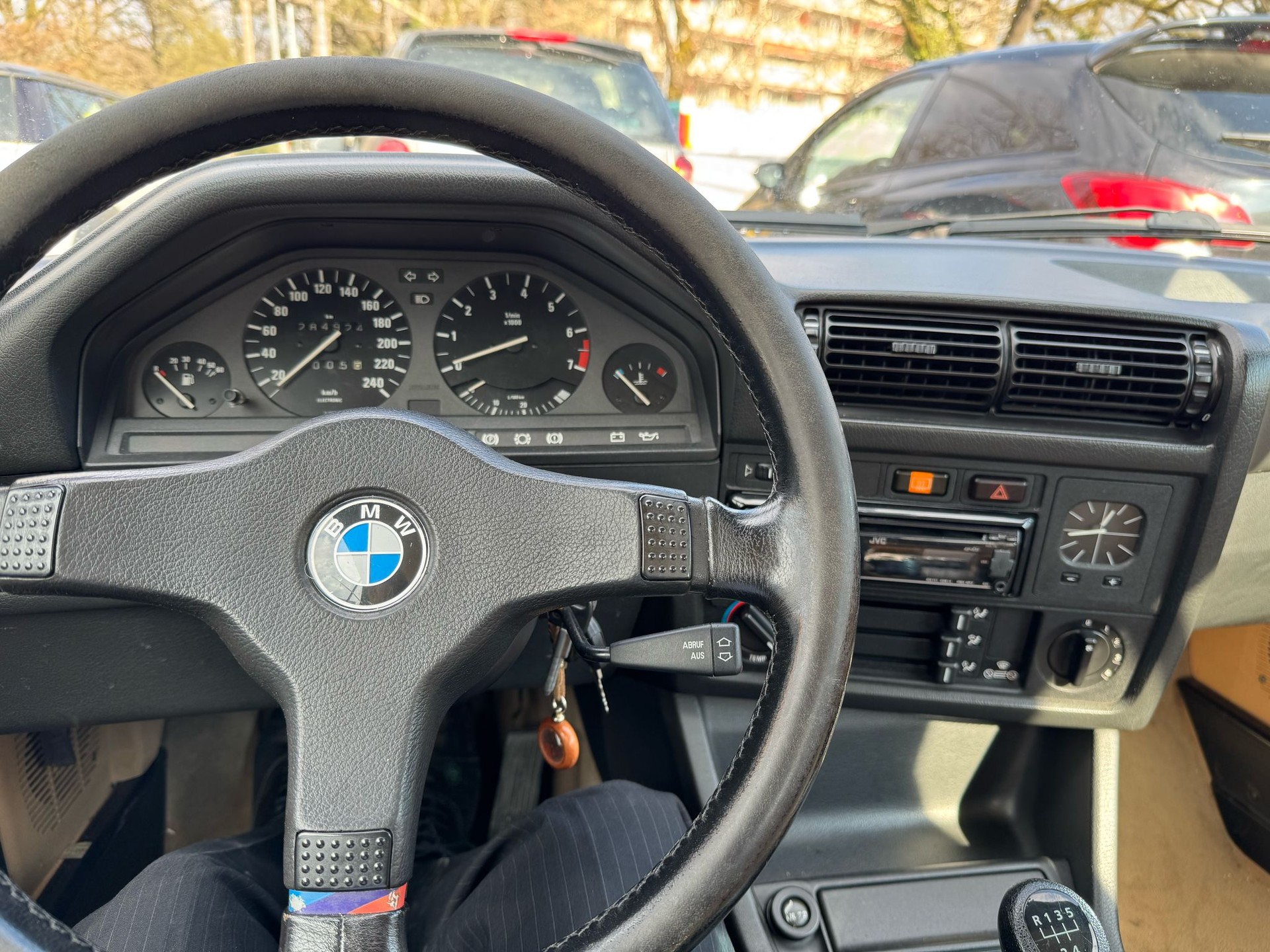 BMW 325i Cabrio-image-11