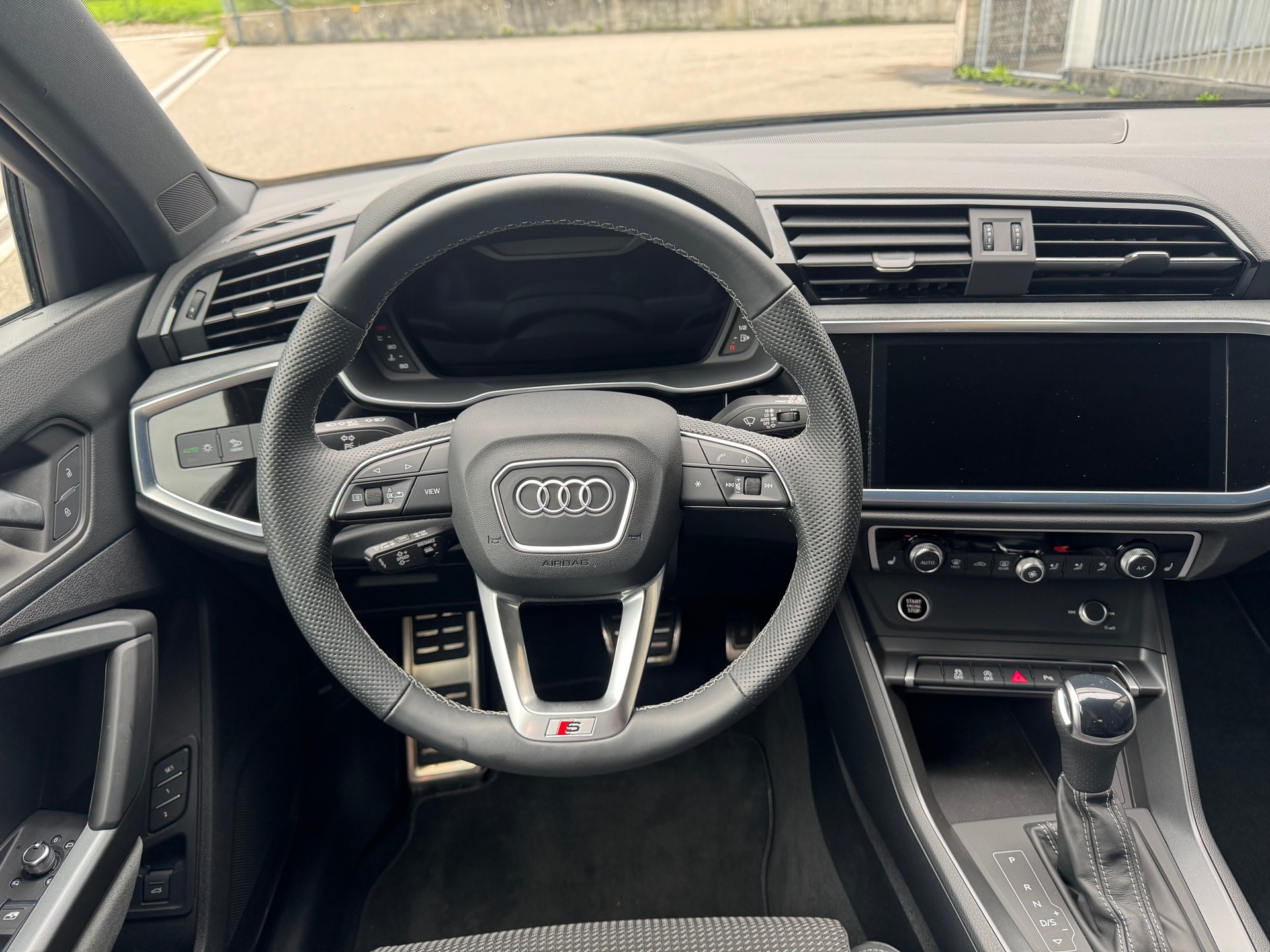 AUDI Q3 35 TFSI S line S-tronic-image-11