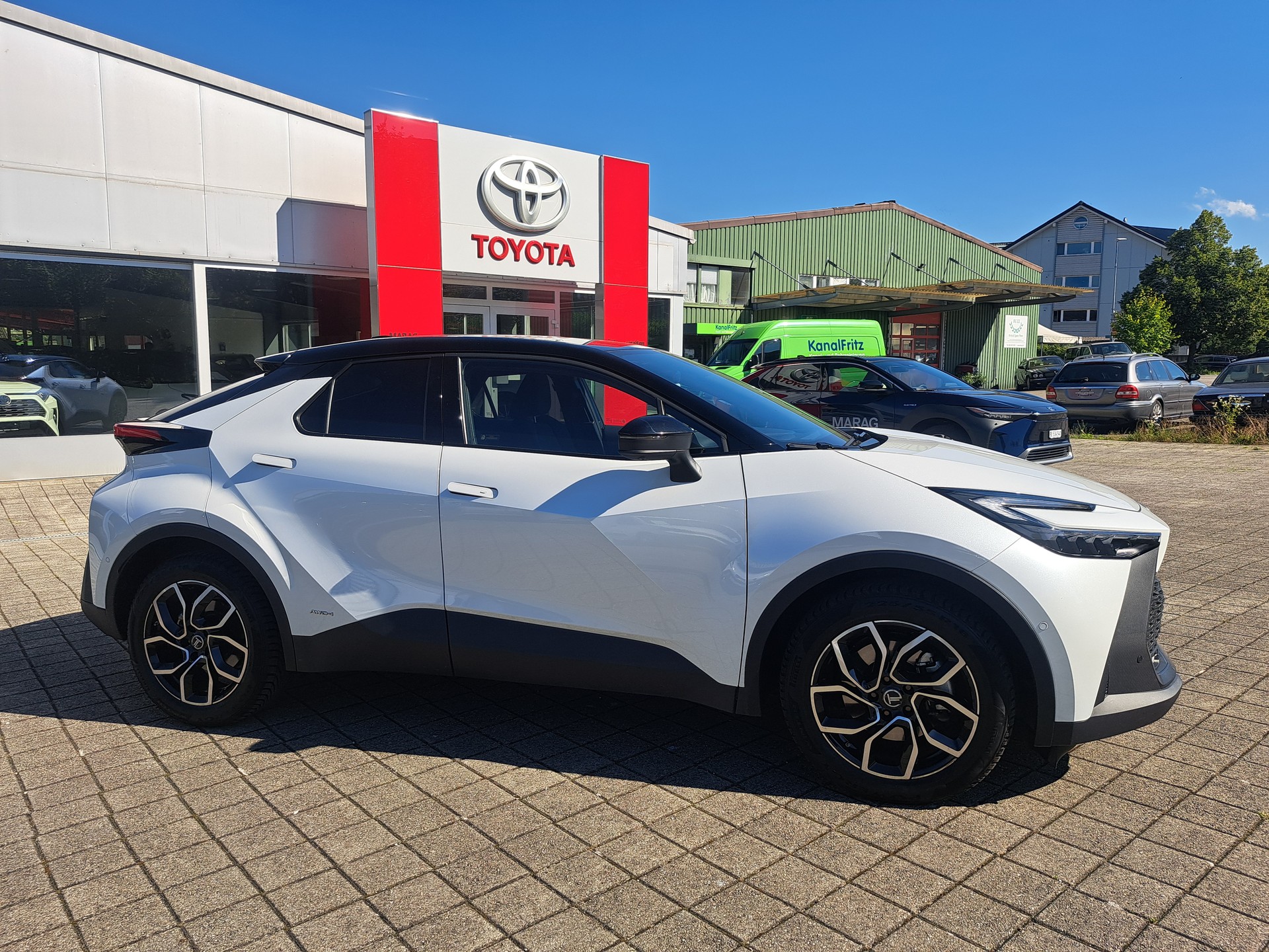 TOYOTA C-HR 2.0 HSD CVT Trend 4WD-image-3