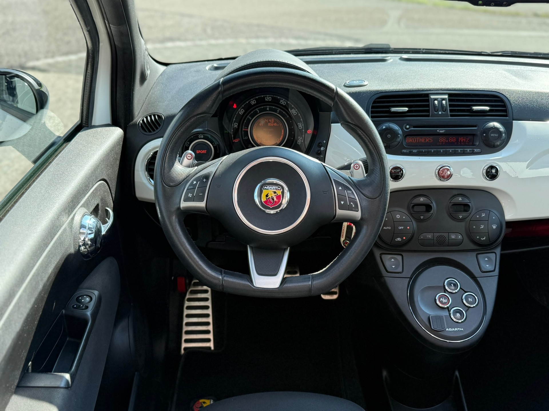 FIAT 500C 1.4 16V Turbo Abarth Dualogic-image-9