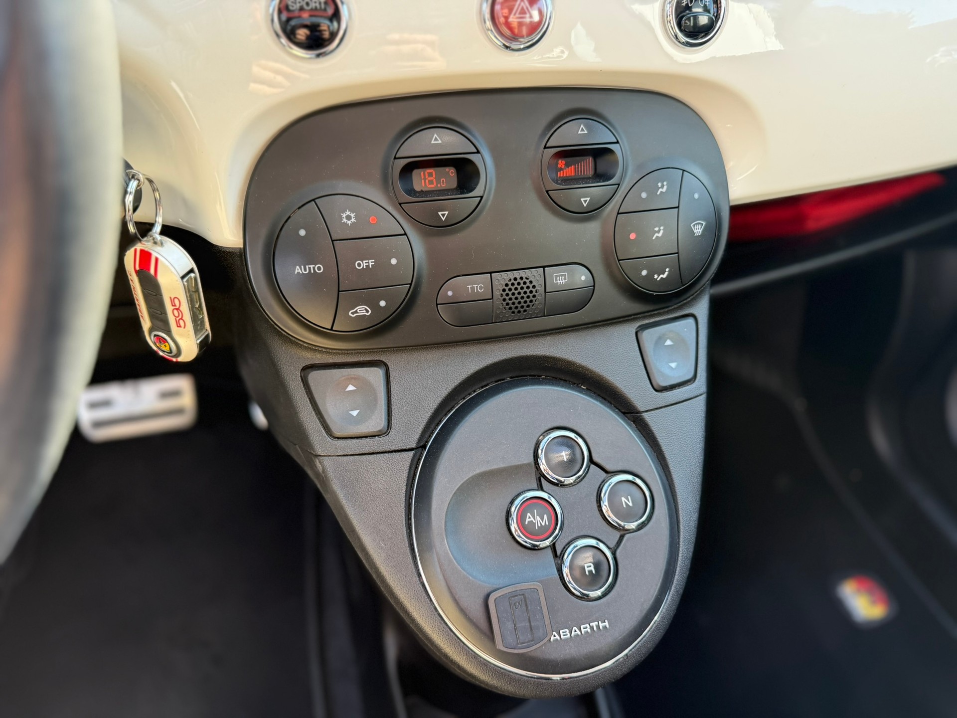 FIAT 500C 1.4 16V Turbo Abarth Dualogic-image-13