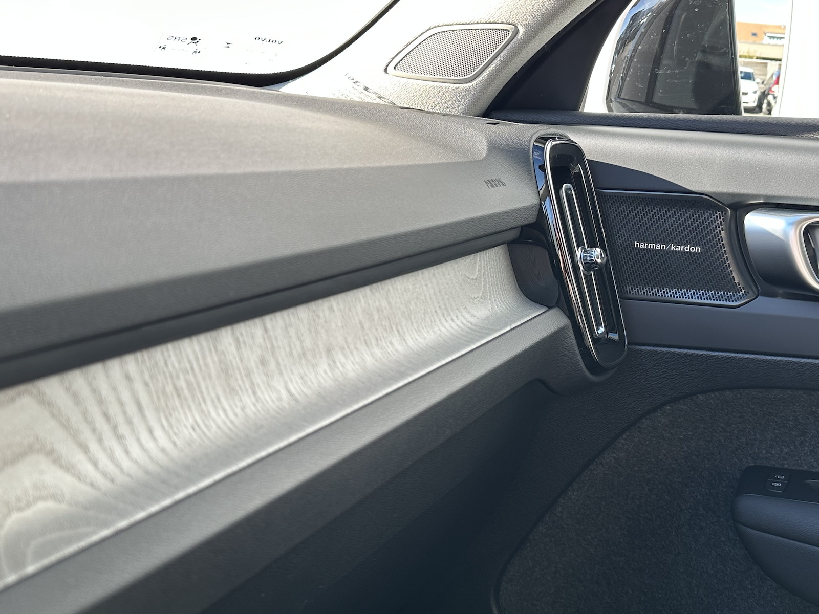 VOLVO XC40 2.0 B4 MH Ultra Dark-image-11